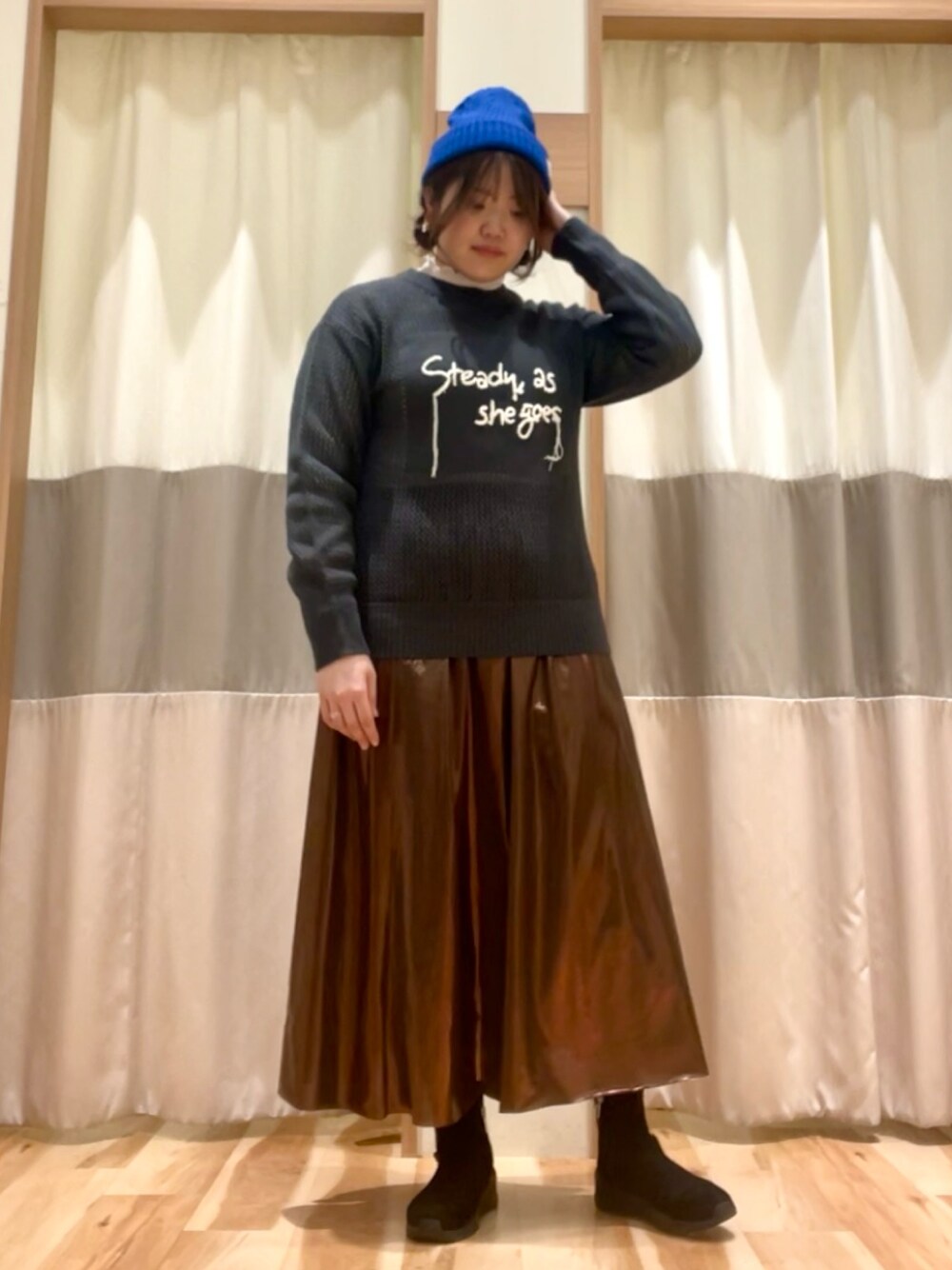 「きれいめカジュアル、レイヤードスタイル、スカートコーデ、Samansa Mos2 blue、梅春コーデ」｜「Samansa Mos2 blueの◎光沢フレアスカート（スカート、ブラック系）」を使った、bebeさん（レディース・159cm）の冬コーディネートの1枚目の写真