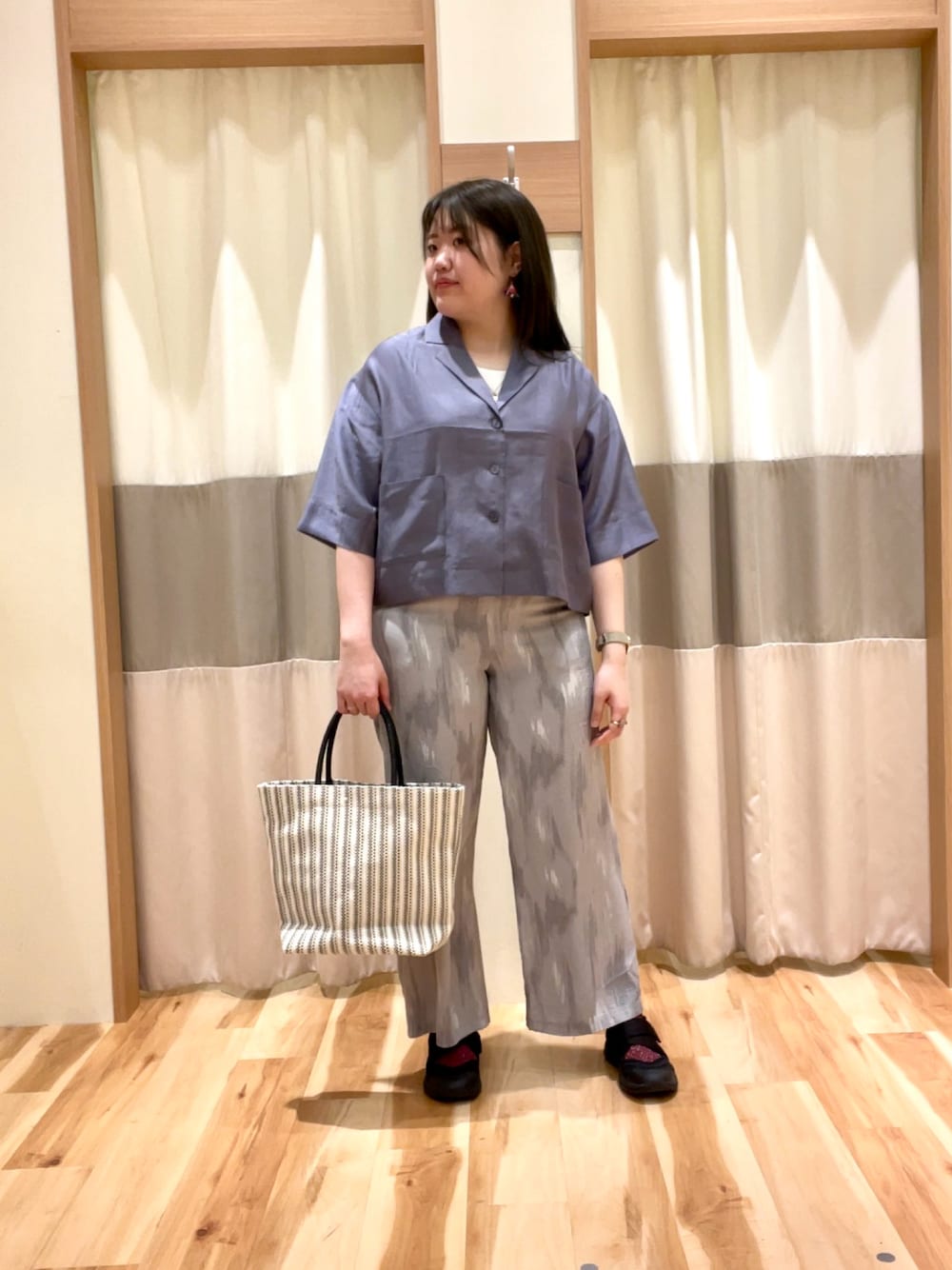 「オフィスカジュアル、Samansa Mos2 blue、きれいめカジュアル、ワントーンコーデ」｜「Samansa Mos2 blueの【接触冷感】水彩柄イージーパンツ（その他パンツ、グレー系）」を使った、bebeさん（レディース・159cm）の春コーディネートの1枚目の写真