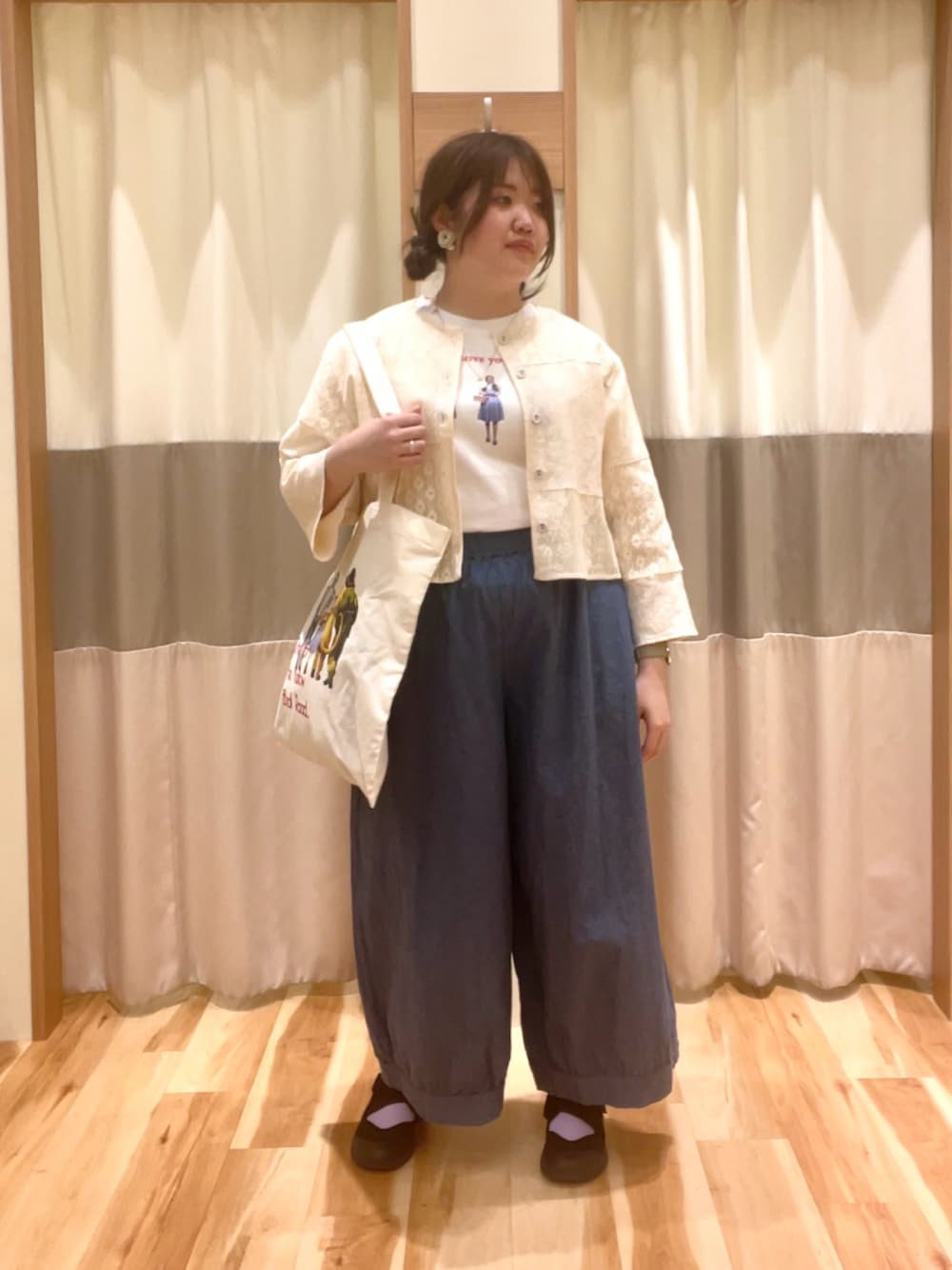 ブルー系のその他パンツ、ホワイト系のTシャツ/カットソー、ホワイト系のノーカラージャケットを着用したレディースの春コーディネートの1枚目の写真