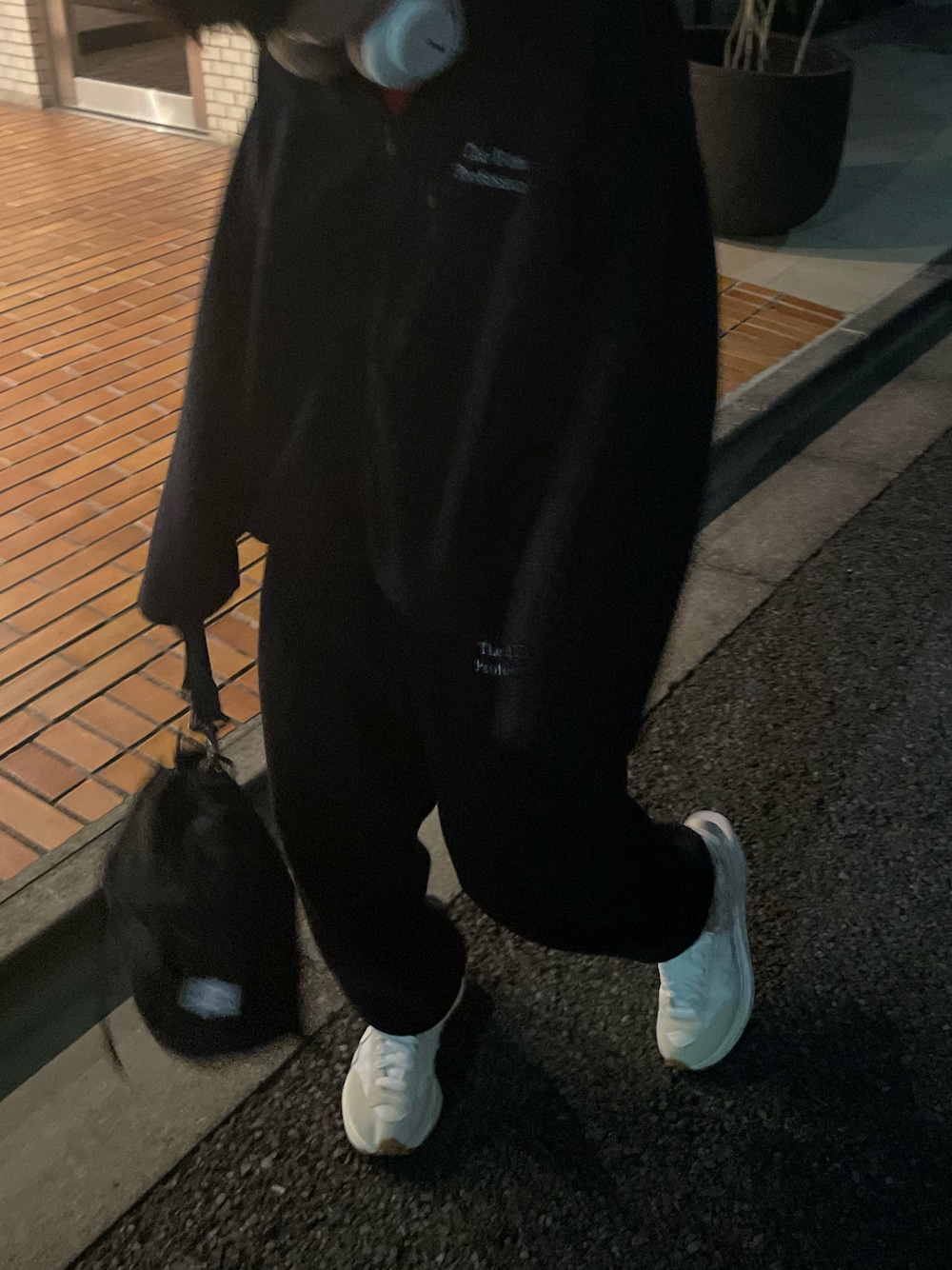 「休日コーデ、大人コーデ、ビッグシルエット、セットアップ、冬コーデ、フリース、シンプル、黒、ブラックコーデ」｜「Sacaiのアイテム（スニーカー、ホワイト系）」を使った、ゆーさん（メンズ・167cm）の冬コーディネートの1枚目の写真