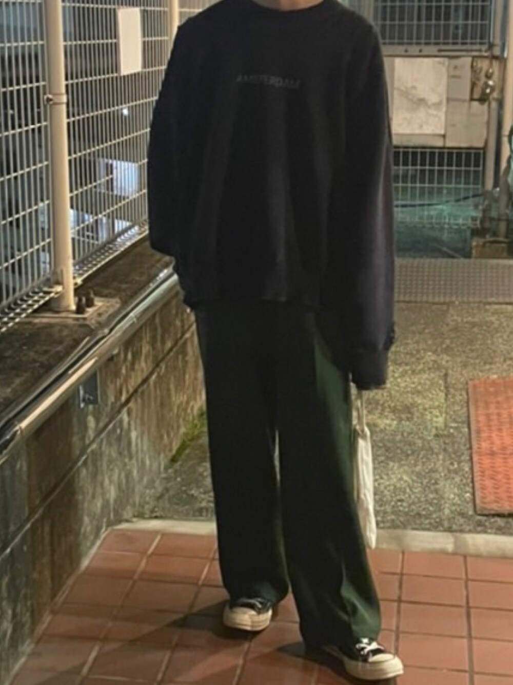 「大人カジュアル、シンプルコーデ、ラフ、カラーパンツ、リラックススタイル、ゆるコーデ、ダメージスウェット」｜「soerteのColor wide slacks / カラーワイドスラックスパンツ（スラックス、グリーン系）」を使った、ゆーさん（メンズ・167cm）の春コーディネートの1枚目の写真