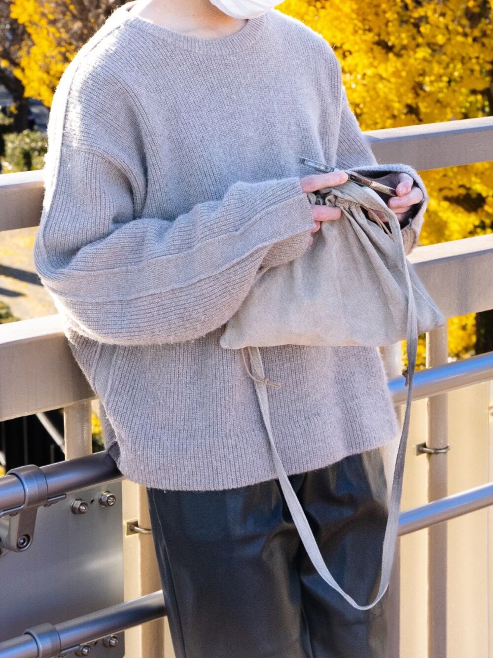「大人コーデ、きれいめカジュアル、ニット、レザーパンツ、秋よりの冬コーデ」｜「steinのアイテム（その他パンツ、ブラック系）」を使った、ゆーさん（メンズ・167cm）の冬コーディネートの1枚目の写真