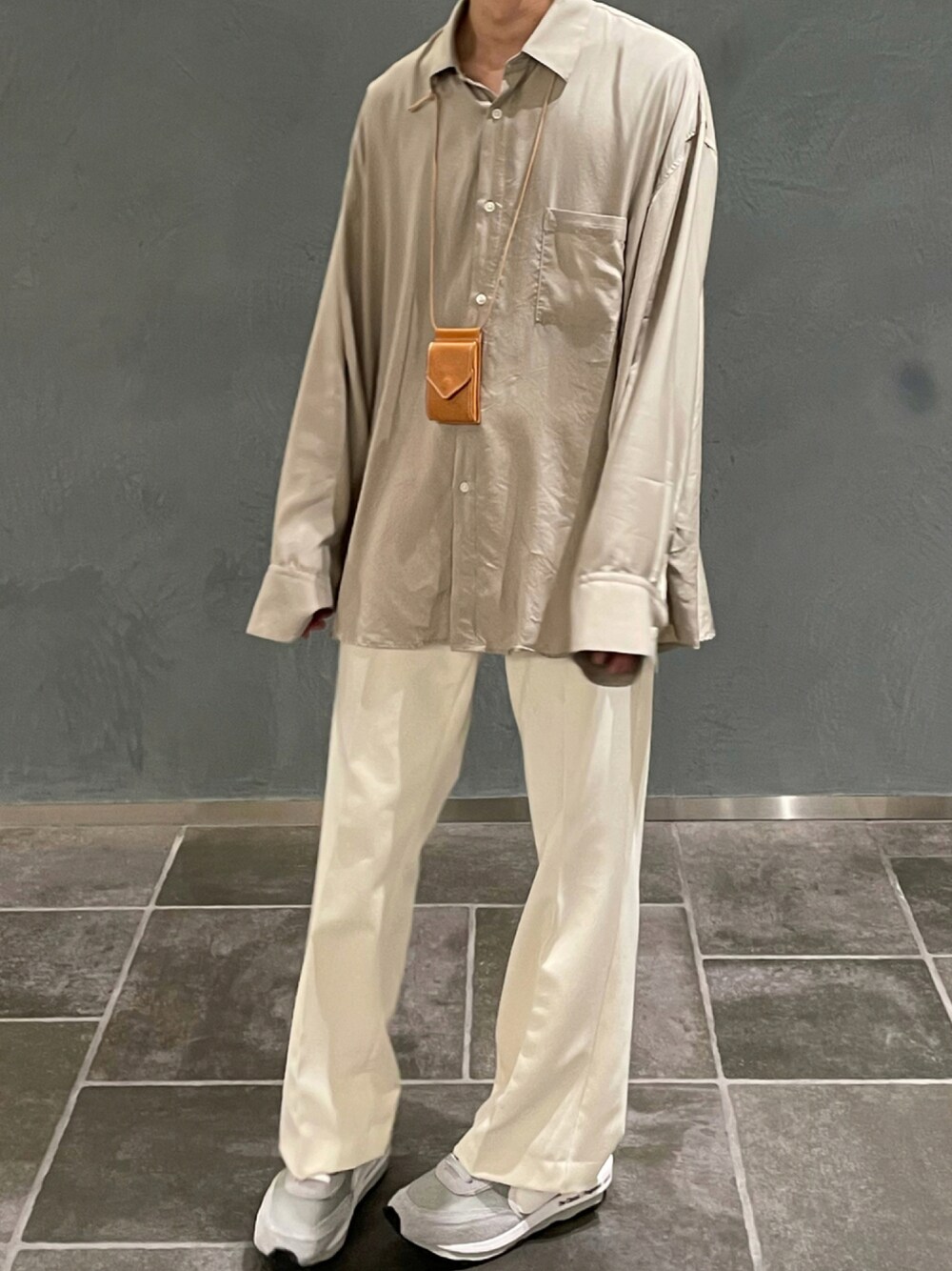 「シンプル、キレイめ、秋コーデ、フレアパンツ」｜「Hender Schemeのhang wallet（財布、ベージュ系）」を使った、ゆーさん（メンズ・167cm）の秋コーディネートの1枚目の写真