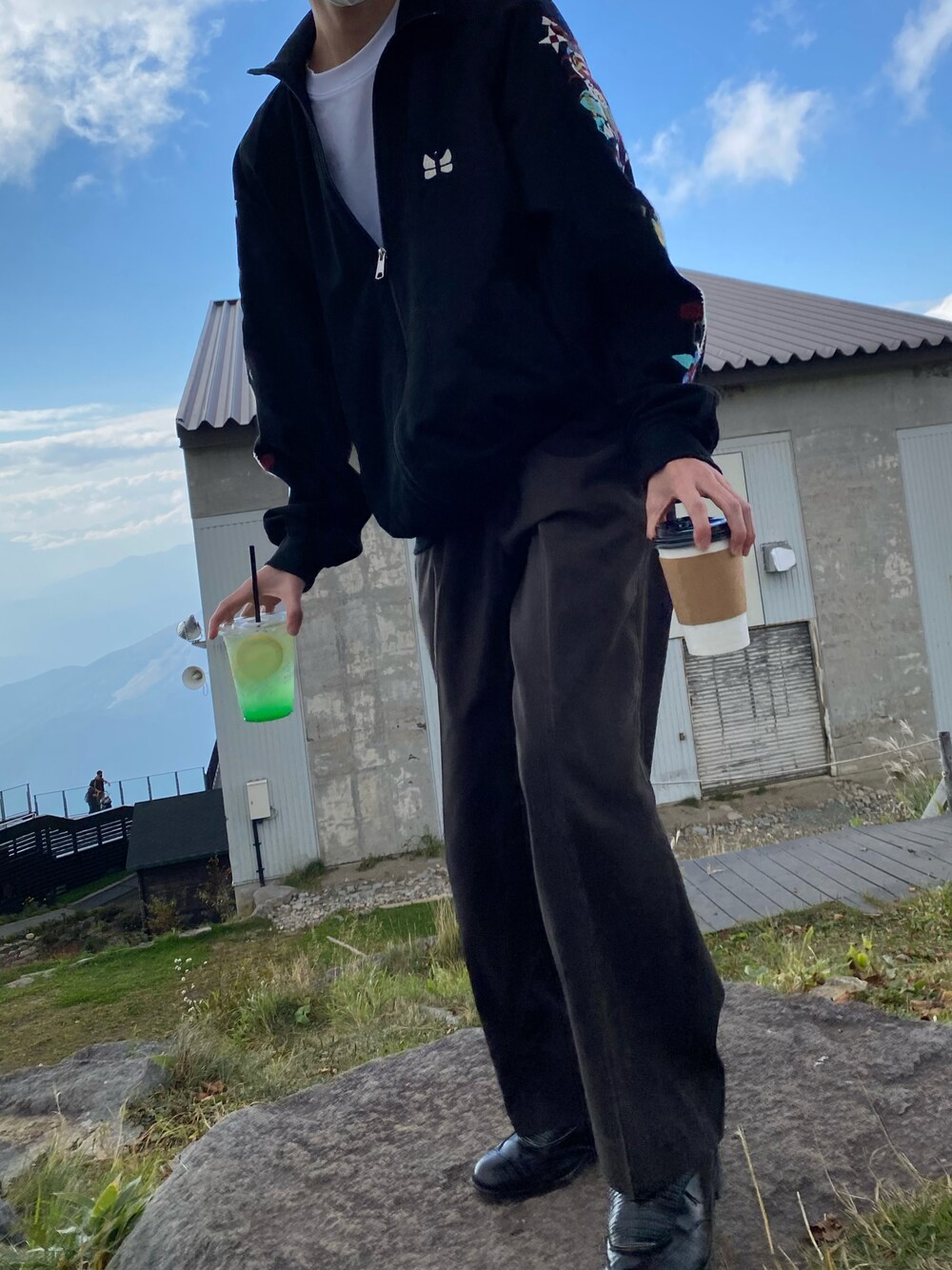 「休日コーデ、秋服コーデ、オトナカジュアル、ビッグシルエット、ゆるコーデ、オーバーサイズ、低身長、古着、トラックジャケット、ストリートMIX」｜「usedのアイテム（スラックス、ブラウン系）」を使った、ゆーさん（メンズ・167cm）の秋コーディネートの1枚目の写真