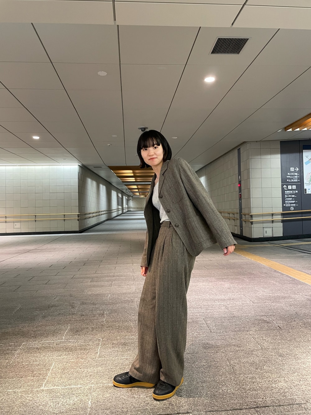 「UNIQLO」｜「KARHUのKARHU / "TRAMPAS" スニーカー（スニーカー、ブラック系）」を使った、みつけさん（レディース・164cm）の春コーディネートの1枚目の写真