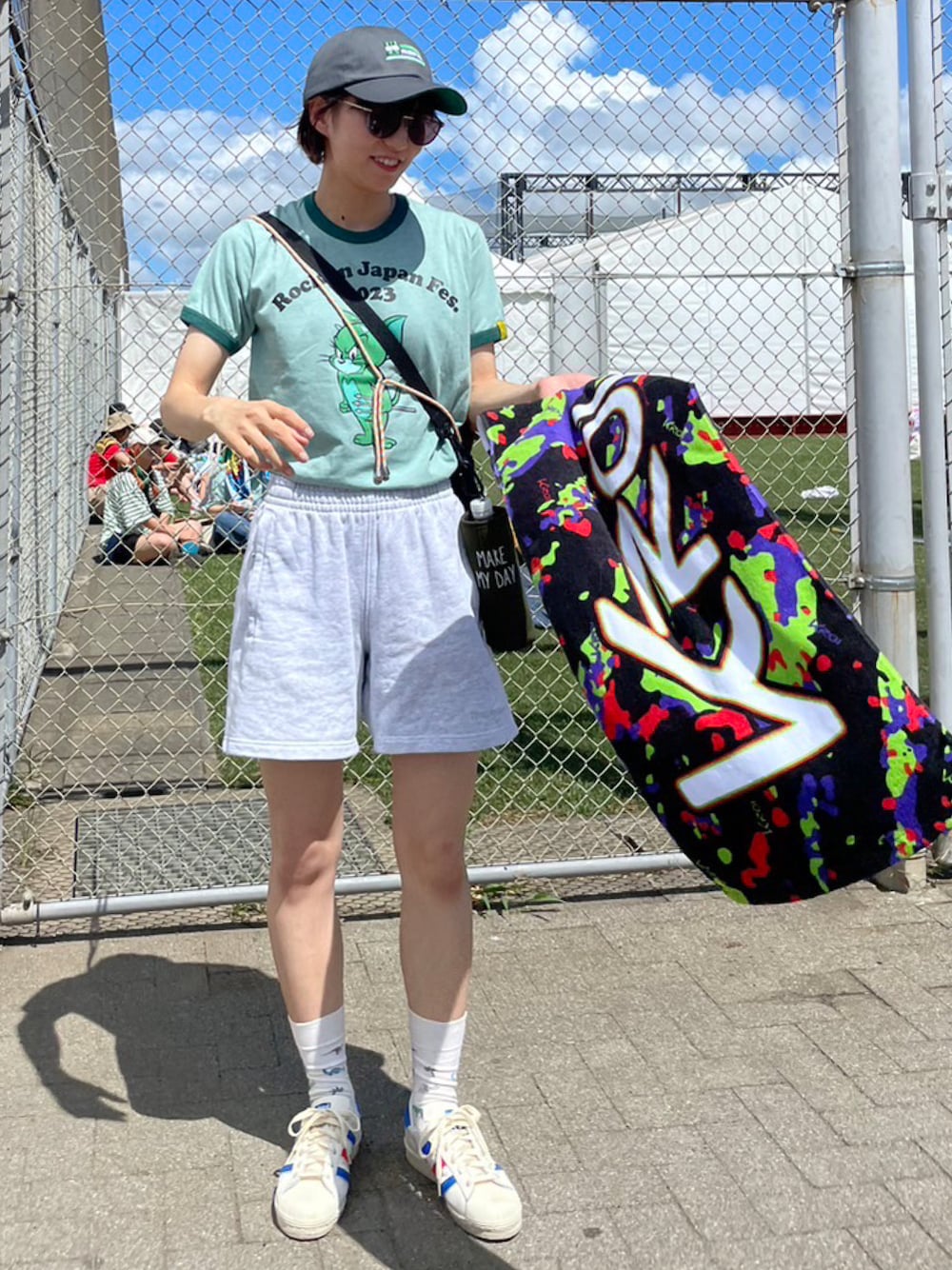 「adidasのアイテム（スウェットパンツ、グレー系）」を使った、みつけさん（レディース・164cm）の夏コーディネートの1枚目の写真