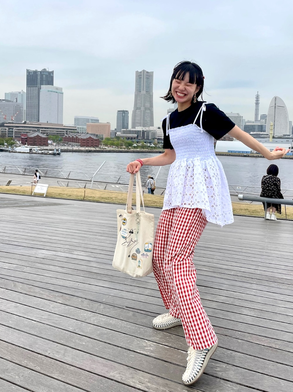 ベージュ系のサンダル、レッド系のその他パンツ、ホワイト系のトップスを着用したレディースの春コーディネートの1枚目の写真