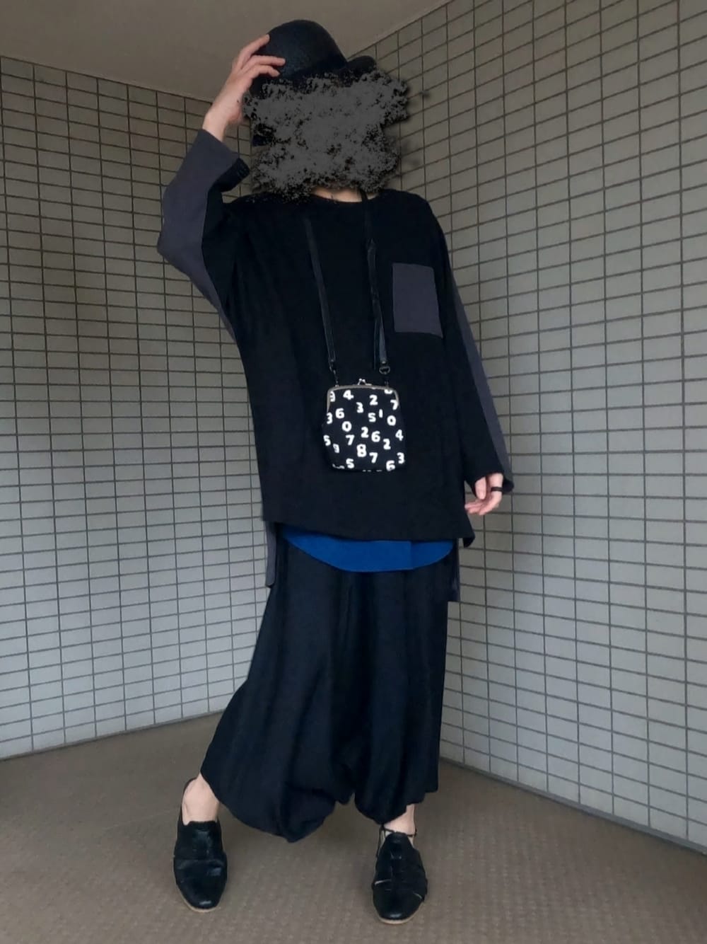 ブラック系のTシャツ/カットソー、ブラック系のショルダーバッグ、ブラック系のサンダルを着用したメンズの秋コーディネートの1枚目の写真