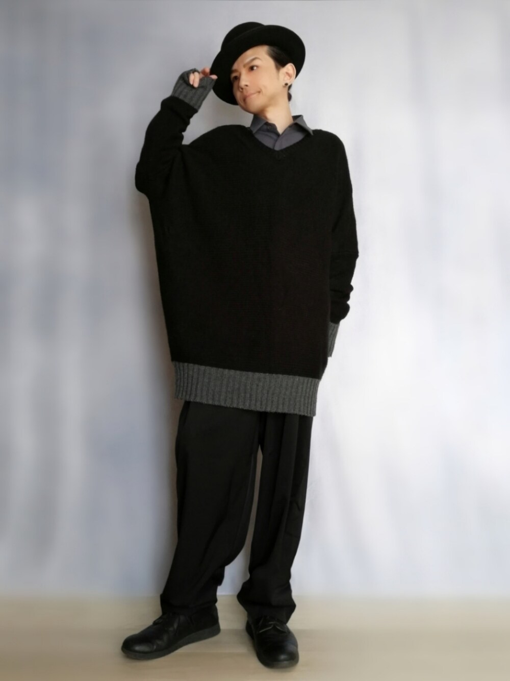 ブラック系のパンツ、ブラック系のドレスシューズ、ブラック系のニット/セーターを着用したメンズの秋コーディネートの1枚目の写真