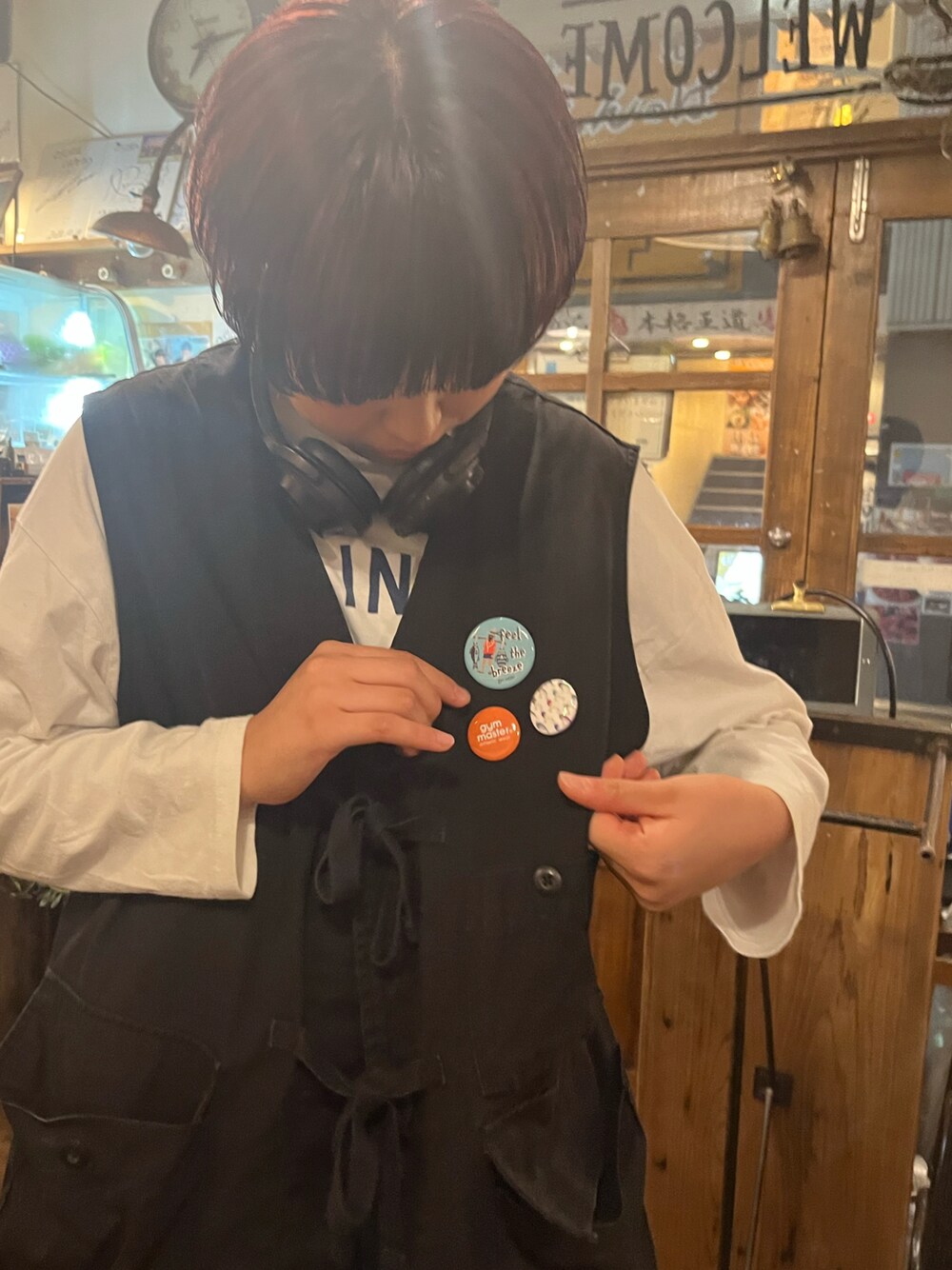 「秋コーデ、ベスト、缶バッジ、ショート女子、マッシュ、ヘッドホン」｜「niko and...のC-1風ストリングベスト（ベスト、ブラック系）」を使った、きのこさん（レディース・158cm）の秋コーディネートの1枚目の写真