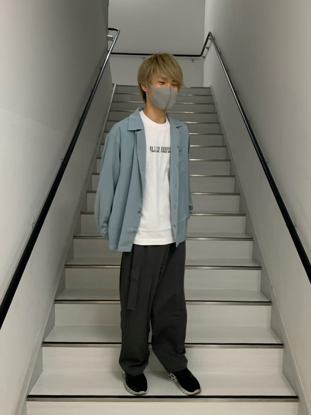 「COLONY2139、ベルト付きパンツ、タックパンツ、シルクシャツ、シルク、オープンカラーシャツ、ロンT」｜「COLONY 2139のシルクタッチオープンカラー長袖シャツ（シャツ/ブラウス、ブルー系）」を使った、Necchiさん（メンズ・170cm）の夏コーディネートの1枚目の写真