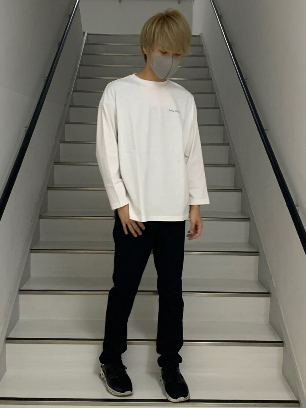 「COLONY2139、ウィメンズアイテム、ロンT、ロンTコーデ、スキニーパンツ、白Tシャツ、モノトーン、モノトーンコーデ」｜「COLONY 2139の16/-綿OE天竺プリント長袖Tシャツ/ロンT（Tシャツ/カットソー、ホワイト系）」を使った、Necchiさん（メンズ・170cm）の夏コーディネートの1枚目の写真