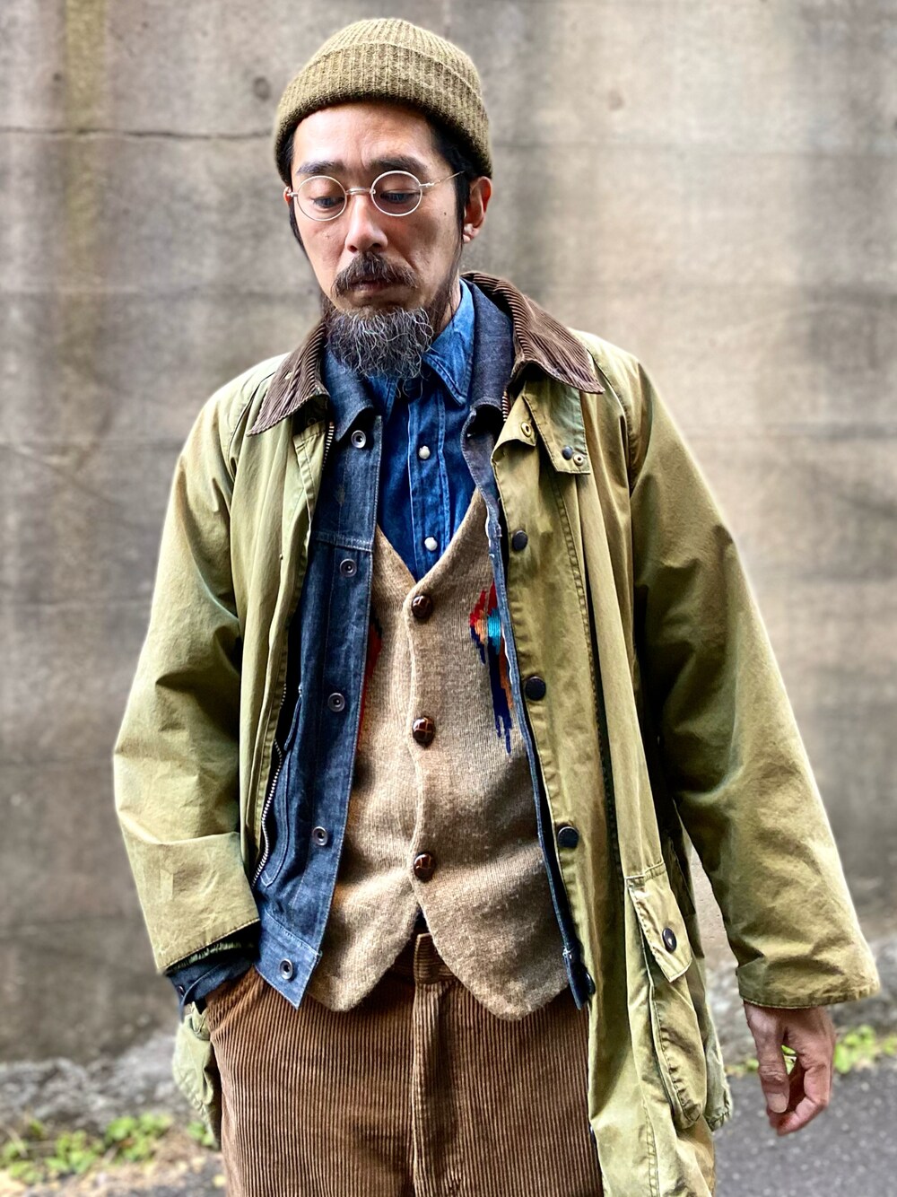 「barbour、ベスト、ニットベスト、デニムシャツ、デニム、レイヤードスタイル、休日スタイル、グリーン、コーデュロイパンツ、古着、ブーツ、Dr.Martens、アースカラー、冬コーデ、ニット帽」｜「Barbourのアイテム（その他アウター、グリーン系）」を使った、ヤギハシカズヒロさん（メンズ・181cm）の冬コーディネートの1枚目の写真