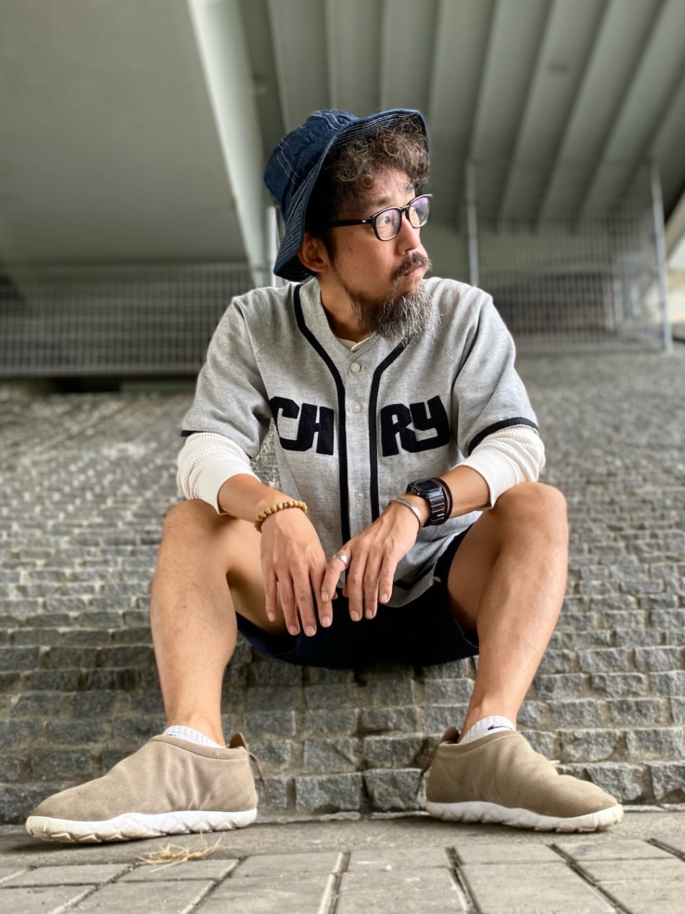 「ビッグシルエット、大人カジュアル、ベースボールシャツ、レイヤードスタイル、ショートパンツ、NIKE、スニーカー、アメカジ、古着MIX、古着、休日スタイル、秋服準備はじめました、ロンT、ストリート、スポーツミックス」｜「Buzz Rickson'sのアイテム（ハット、ブルー系）」を使った、ヤギハシカズヒロさん（メンズ・181cm）の秋コーディネートの1枚目の写真