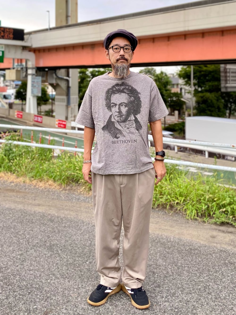 「休日スタイル、キャスケット、メガネ男子、Tシャツ、スラックス、アディダス、スニーカー、ビッグシルエット、アメカジ、古着MIX、大人カジュアル、モノトーン、古着、カジュアルコーデ、夏セールで買いました」｜「BEAMSのアイテム（Tシャツ/カットソー、グレー系）」を使った、ヤギハシカズヒロさん（メンズ・181cm）の秋コーディネートの1枚目の写真
