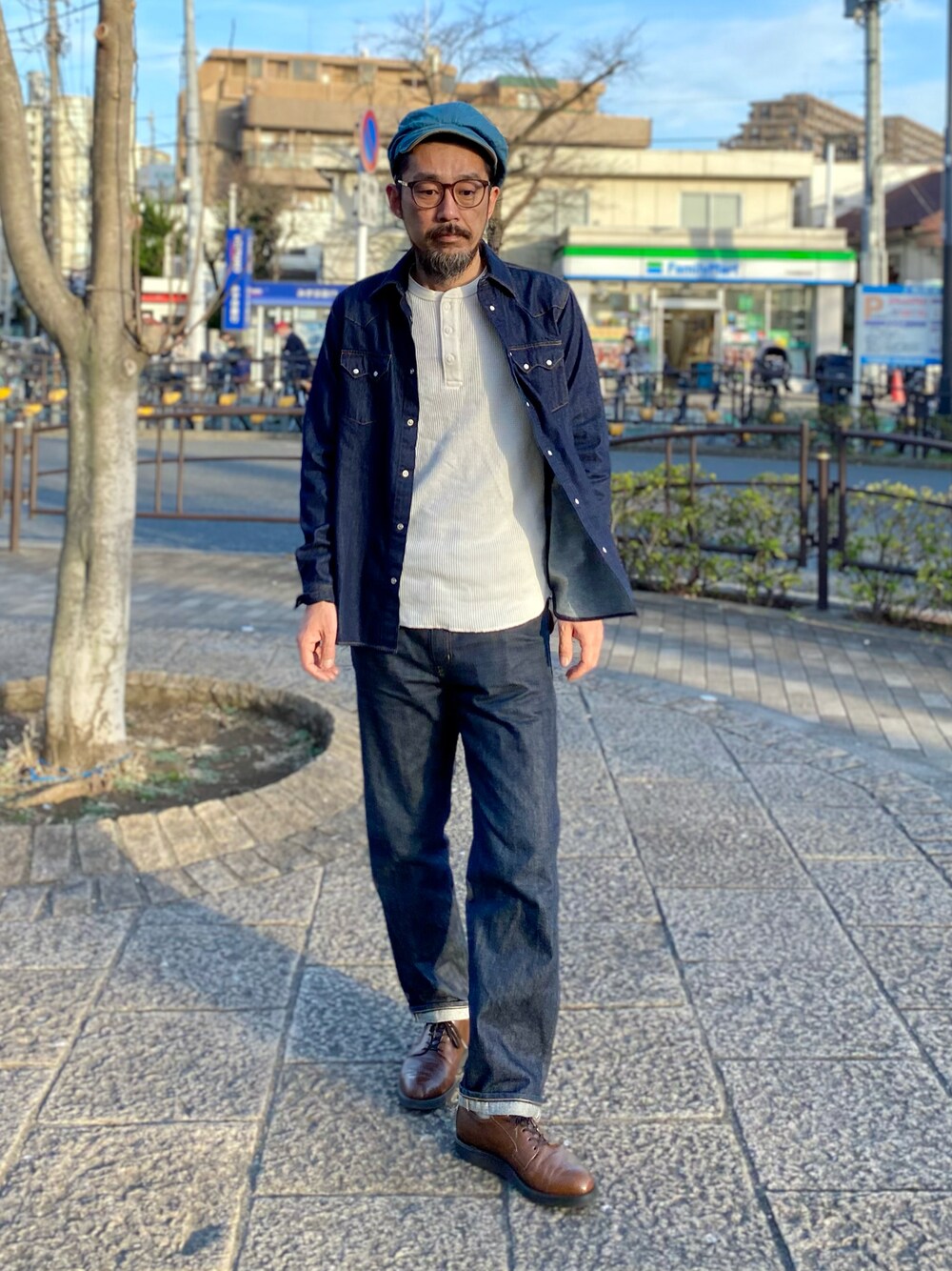 「休日スタイル、アメカジ、デニムパンツ、キャスケット、ウエスタンシャツ、デニムシャツ、デニム、サーマル、古着MIX、デニムオンデニム、春コーデ、ヘンリーネック、ワントーンコーデ、カジュアルコーデ、革靴」｜「UNIQLOのアイテム（デニムパンツ、ブルー系）」を使った、ヤギハシカズヒロさん（メンズ・181cm）の春コーディネートの1枚目の写真