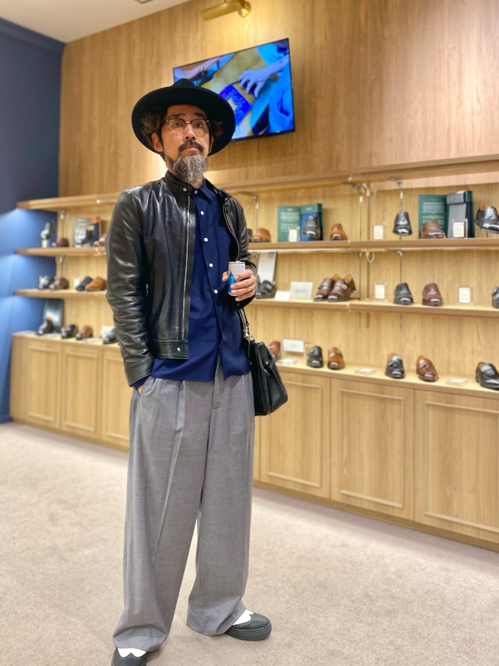 「レザー、きれいめカジュアル、ライダース、レザージャケット、スラックス、ワイドパンツ、ハット、お出かけコーデ、大人カジュアル、秋コーデ、秋っぽコーデ更新中、メガネ男子」｜「EMMETIのアイテム（ライダースジャケット、ブラック系）」を使った、ヤギハシカズヒロさん（メンズ・181cm）の秋コーディネートの1枚目の写真