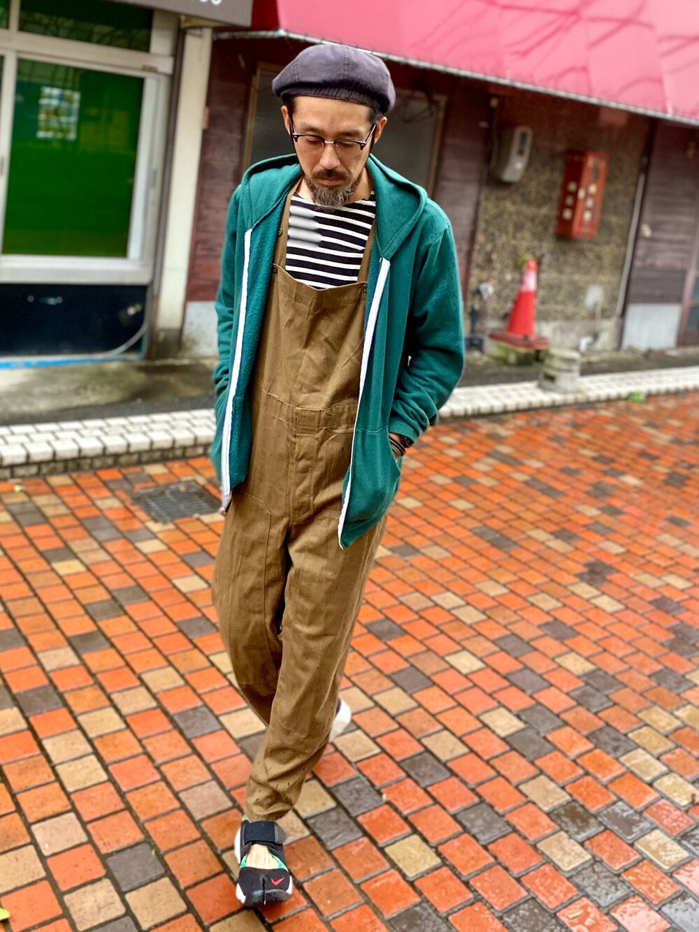 「大人カジュアル、ボーダー、オーバーオール、サロペット、パーカー、ミリタリー、古着、古着MIX、エアリフト、スニーカー、NIKE、秋のコーデ、秋コーデ、秋トレンド2021、グリーン」｜「VINTAGEのアイテム（サロペット/オーバーオール、ブラウン系）」を使った、ヤギハシカズヒロさん（メンズ・181cm）の秋コーディネートの1枚目の写真