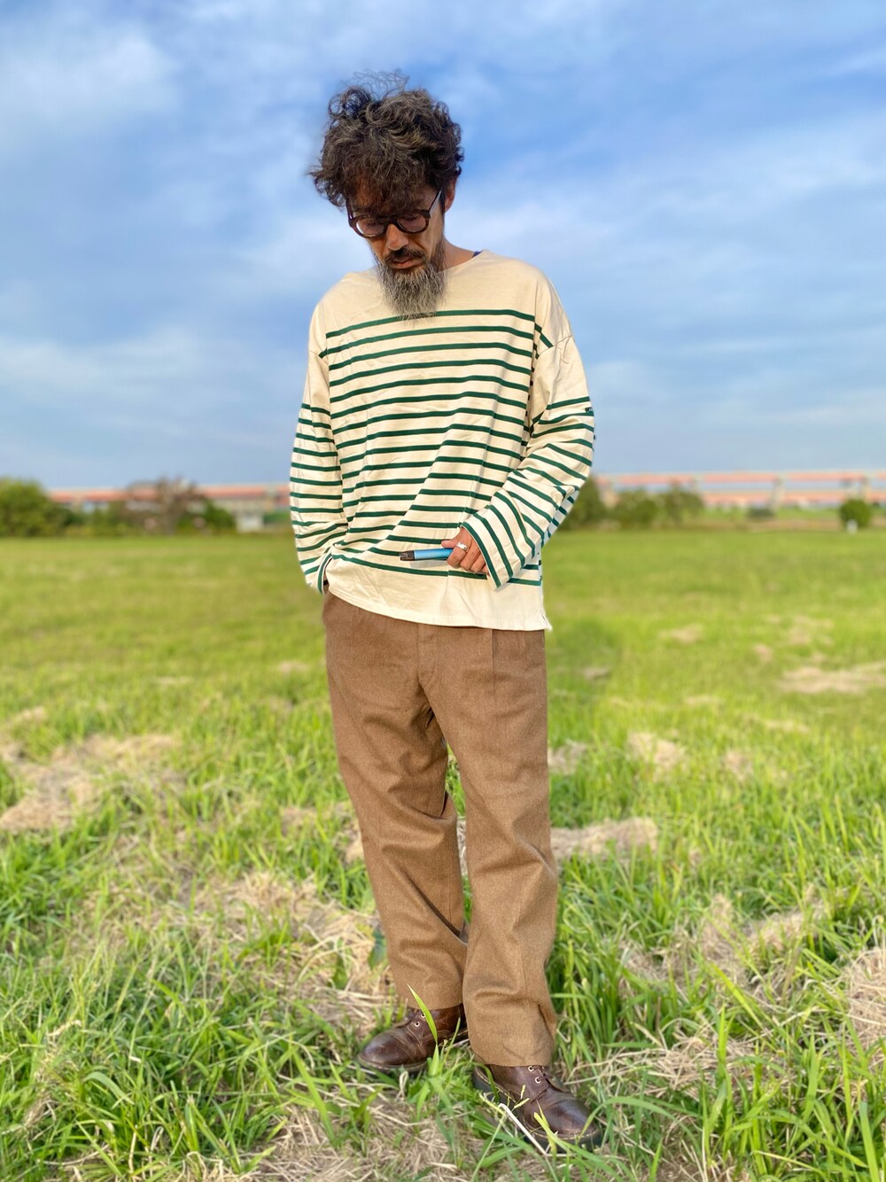 「大人カジュアル、休日スタイル、ボーダー、ビッグシルエット、ウールパンツ、ミリタリー、ブーツ、Dr.Martens、メガネ男子、アメカジ、古着MIX、秋コーデ、ロンT、ブラウン、アースカラー」｜「FIDELITYのアイテム（Tシャツ/カットソー、グリーン系）」を使った、ヤギハシカズヒロさん（メンズ・181cm）の秋コーディネートの1枚目の写真