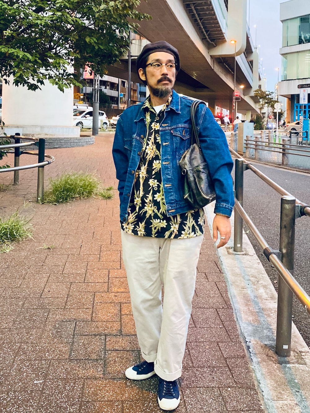 「休日スタイル、大人カジュアル、スニーカーコーデ、古着、デニム、秋冬コーデ、アメカジ、デニムジャケット、アロハシャツ、柄シャツ、チノパン、秋トレンド2021、秋のコーデ、古着MIX、カジュアルコーデ」｜「CPHのアイテム（ハンチング/ベレー帽、ブラック系）」を使った、ヤギハシカズヒロさん（メンズ・181cm）の秋コーディネートの1枚目の写真