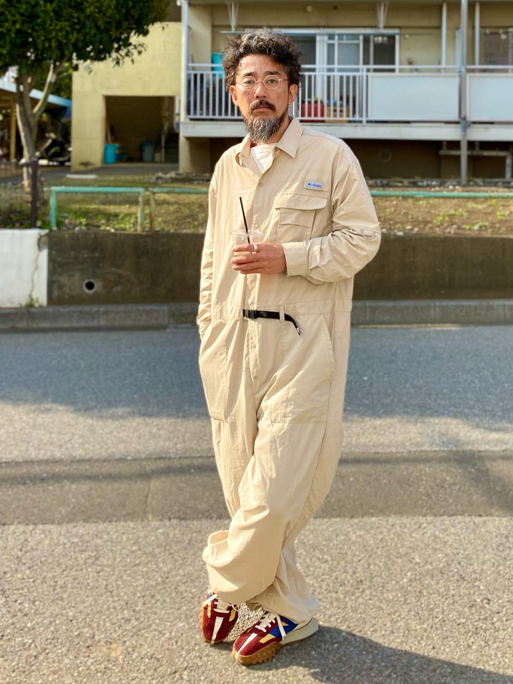 「つなぎ、オールインワン、Columbia、New Balance、ニューバランス、スニーカー、アウトドアスタイル、大人カジュアル、ビッグシルエット、休日スタイル、春服みてみて、春コーデ、ベージュ、セットアップ、淡色コーデ」｜「NEW BALANCEのXC-72（スニーカー、レッド系）」を使った、ヤギハシカズヒロさん（メンズ・181cm）の春コーディネートの1枚目の写真
