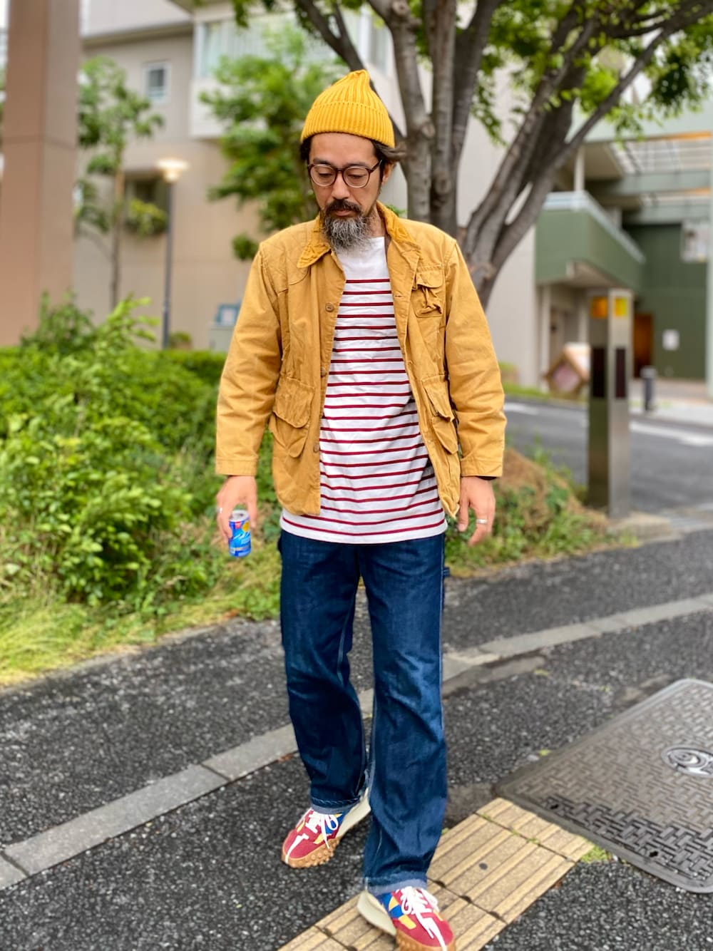「New Balance、UNIQLO、ハンティングジャケット、ボーダー、ペインターパンツ、デニム、スニーカー、ニット帽、イエロー、アメカジ、古着MIX、メガネ男子、休日スタイル、春夏コーデ、カラー×コーデ」｜「VINTAGEのアイテム（その他アウター、イエロー系）」を使った、ヤギハシカズヒロさん（メンズ・181cm）の春コーディネートの1枚目の写真