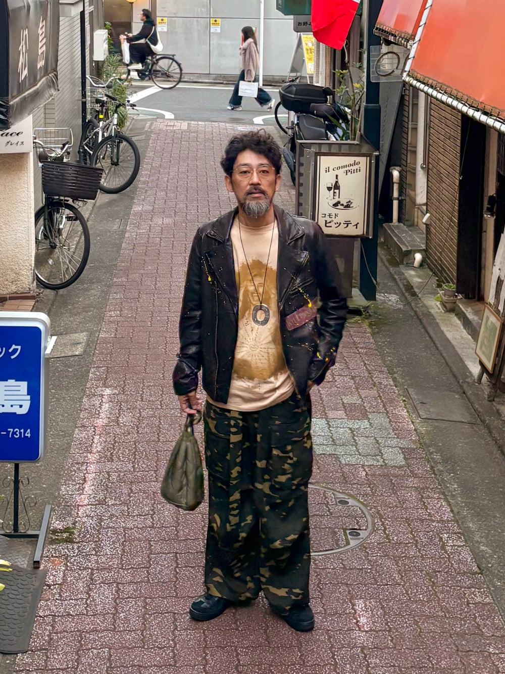 ブラック系のライダースジャケットを着用したメンズの秋コーディネートの1枚目の写真