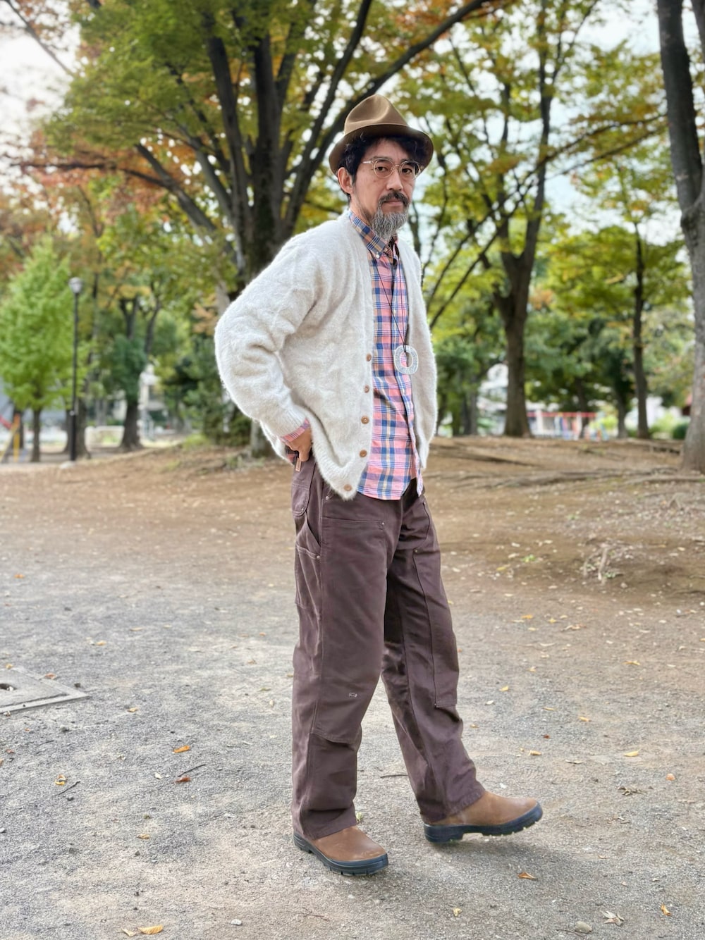 ブラウン系のその他パンツを着用したメンズの秋コーディネートの1枚目の写真