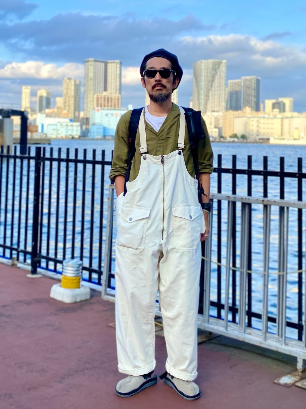 「大人コーデ、大人カジュアル、アメカジ、オーバーオール、サロペット、ミリタリー、白パンツ、古着、古着MIX、休日スタイル、サングラス、秋のコーデ、秋コーデ、秋トレンド2021、カジュアルコーデ」｜「Nigel Cabournのアイテム（サロペット/オーバーオール、ホワイト系）」を使った、ヤギハシカズヒロさん（メンズ・181cm）の秋コーディネートの1枚目の写真