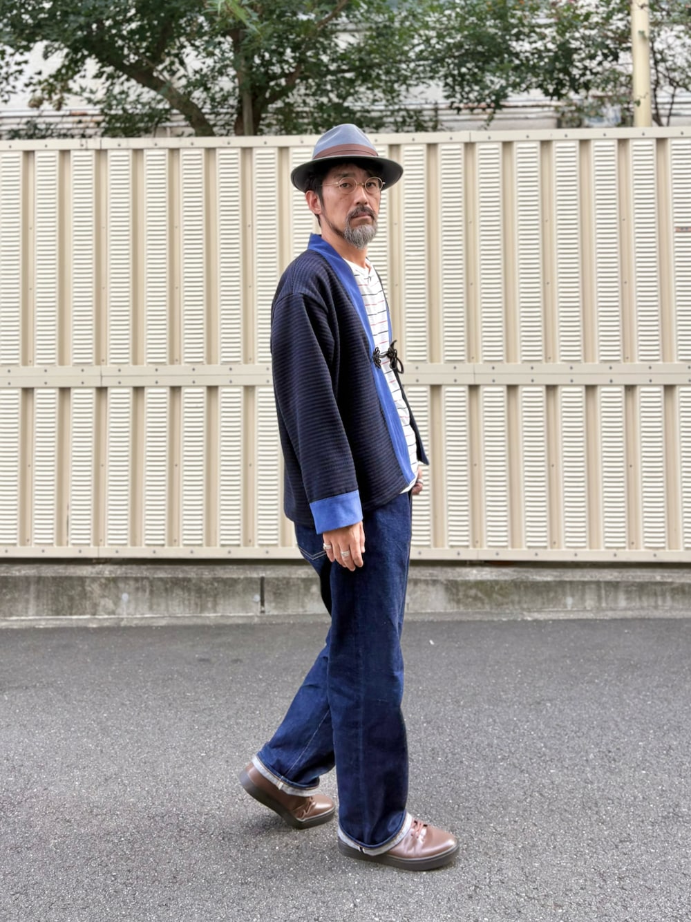 ブルー系のデニムパンツを着用したメンズの秋コーディネートの1枚目の写真