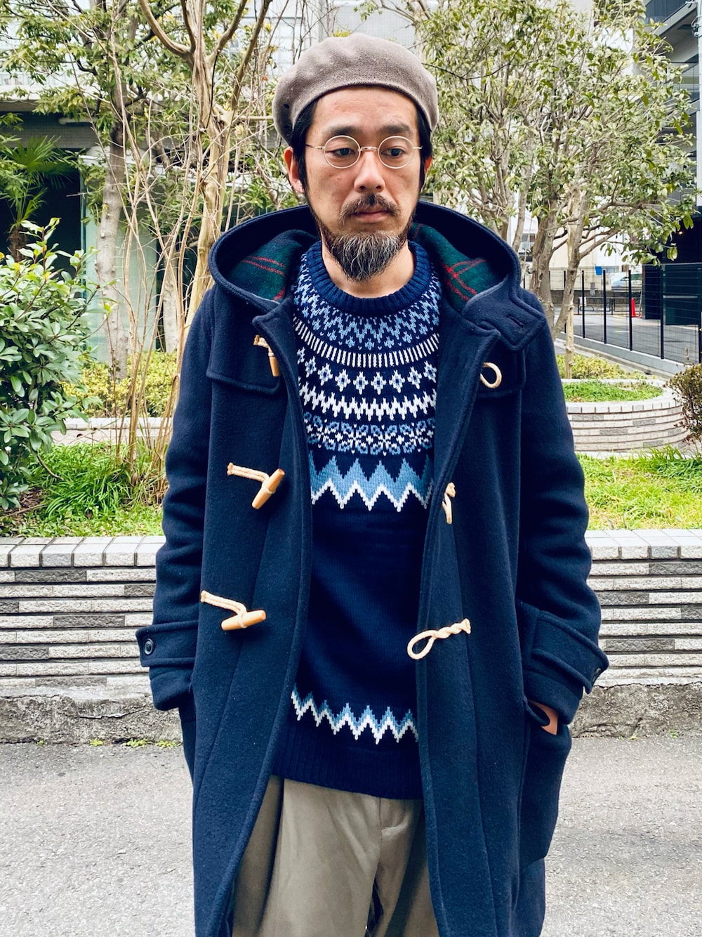 「大人カジュアル、休日スタイル、きれいめカジュアル、ニット、ダッフルコート、ノルディック柄、スラックス、古着MIX、古着、メガネ男子、シンプルコーデ、大人コーデ、ベレー帽、セーター、カジュアルコーデ」｜「VINTAGEのアイテム（スラックス、グレー系）」を使った、ヤギハシカズヒロさん（メンズ・181cm）の春コーディネートの1枚目の写真