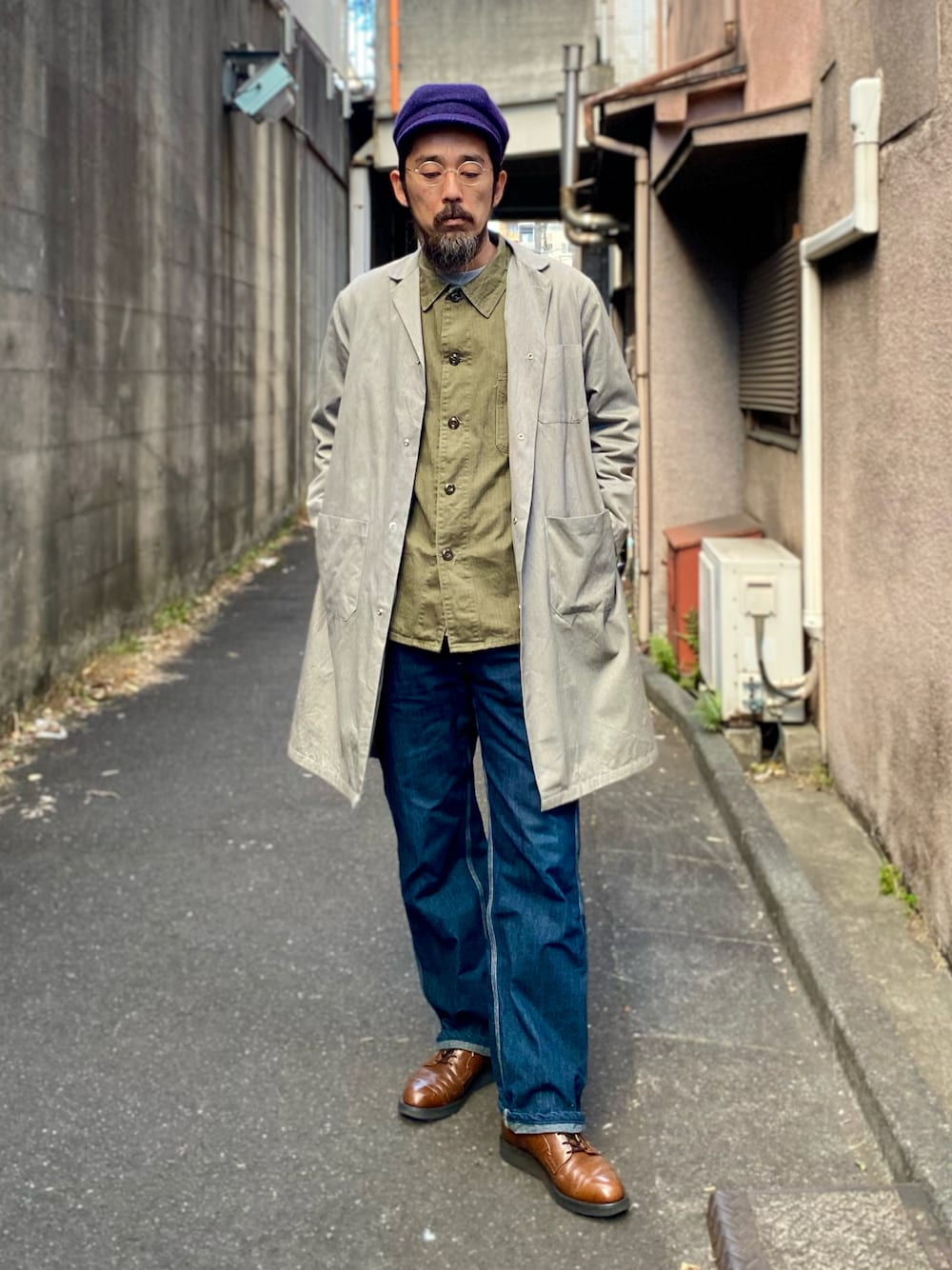 「休日スタイル、古着、古着MIX、ヴィンテージ、ショップコート、ペインターパンツ、デニムパンツ、革靴、アメカジ、冬コーデ、キャスケット、レイヤードスタイル、グリーン、カジュアルコーデ、大人カジュアル」｜「RRLのアイテム（キャスケット、ブルー系）」を使った、ヤギハシカズヒロさん（メンズ・181cm）の冬コーディネートの1枚目の写真