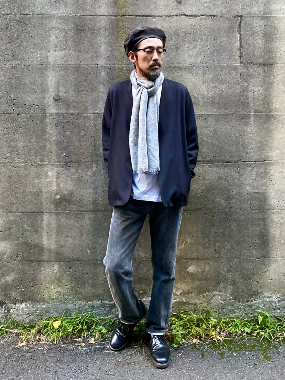 「秋コーデ、シンプルコーデ、オトナカジュアル、秋トレンド2021、休日スタイル、古着MIX、UNIQLO、モノトーン、ノーカラージャケット、ベレー帽、Levi's、ブラックコーデ、ブラックデニム、Dr.Martens」｜「UNIQLOのアイテム（ノーカラージャケット、ブラック系）」を使った、ヤギハシカズヒロさん（メンズ・181cm）の秋コーディネートの1枚目の写真