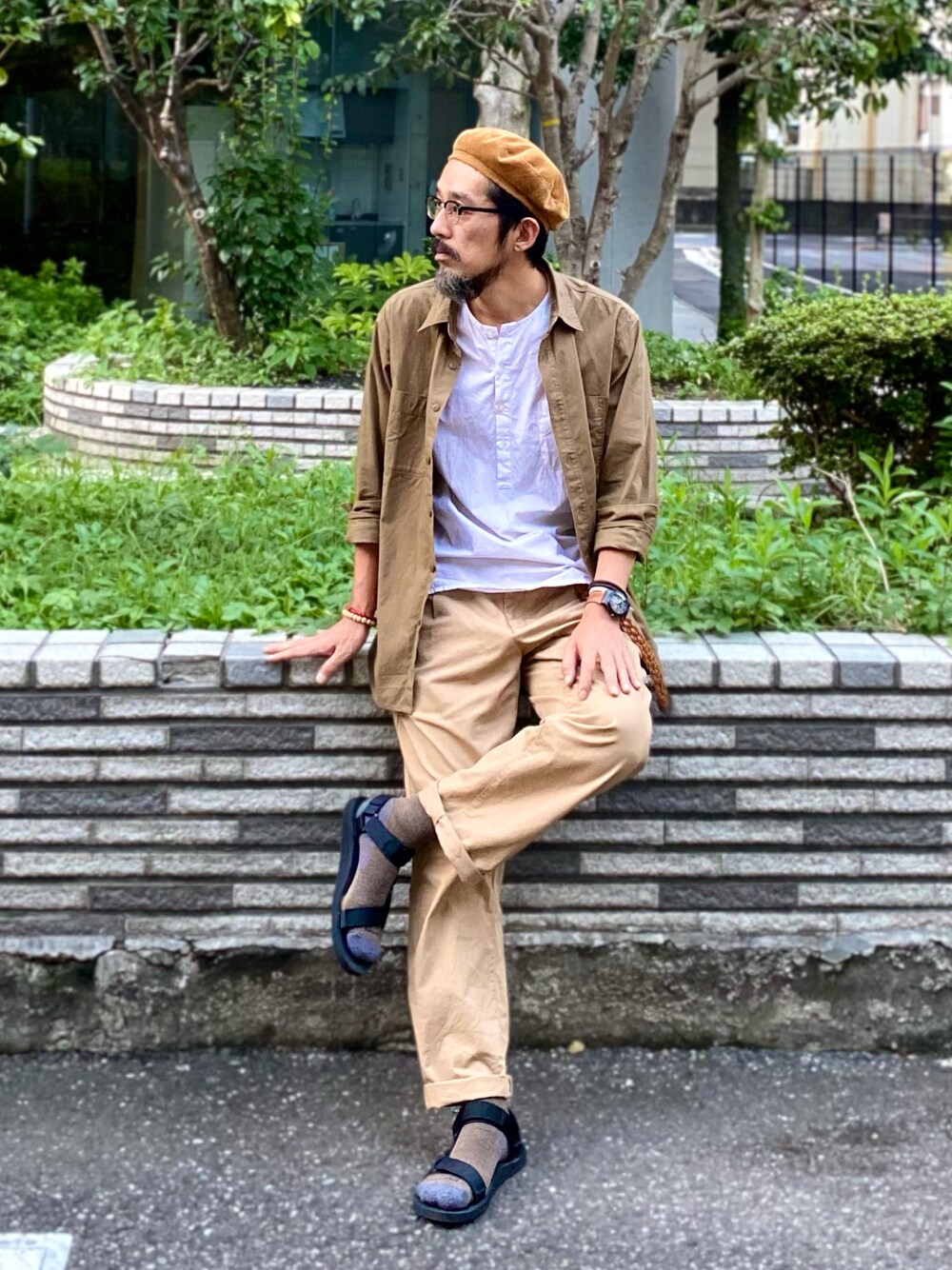 「きれいめカジュアル、リラックススタイル、秋のコーデ、ゆるコーデ、ユニクロ、UNIQLO、ベレー帽、ブラウンコーデ、ワントーンコーデ、レイヤードスタイル、休日スタイル、サンダル、秋コーデ、秋トレンド2021、大人カジュアル」｜「SHIPSのアイテム（シャツ/ブラウス、ホワイト系）」を使った、ヤギハシカズヒロさん（メンズ・181cm）の秋コーディネートの1枚目の写真