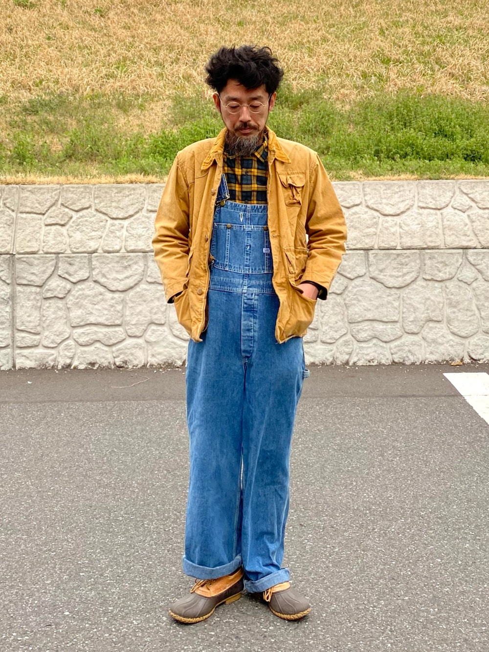 「春アウター、ハンティングジャケット、チェックシャツ、春コーデ、オーバーオール、サロペット、デニム、ブーツ、古着、古着MIX、アメカジ、メガネ男子、レイヤードスタイル、イエロー、シャツスタイル」｜「VINTAGEのアイテム（その他アウター、オレンジ系）」を使った、ヤギハシカズヒロさん（メンズ・181cm）の春コーディネートの1枚目の写真