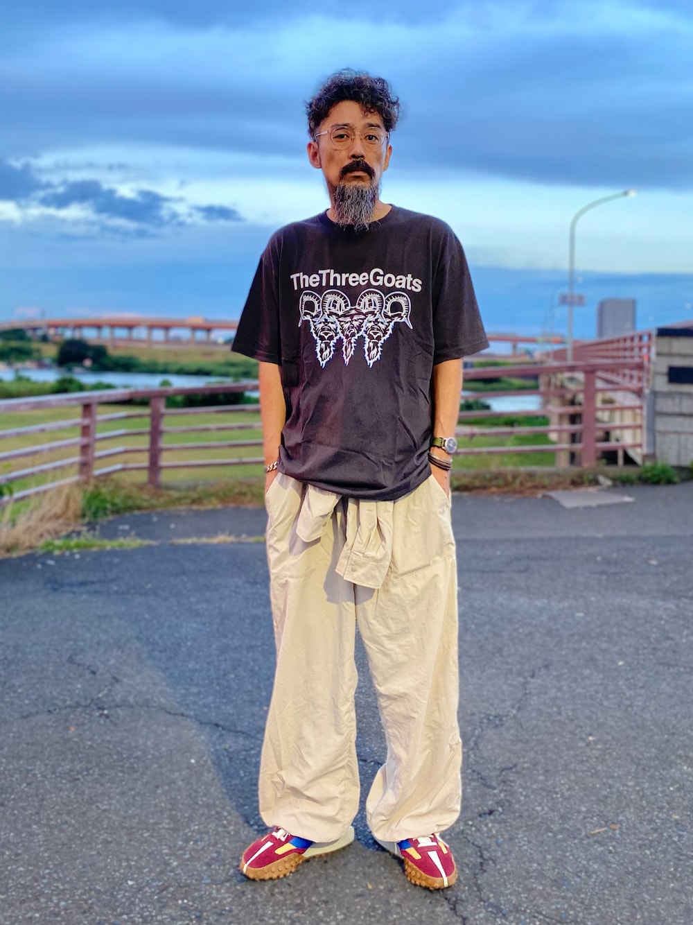「お出かけコーデ、休日スタイル、オールインワン、つなぎ、Tシャツ、ロゴT、夏コーデ、夏だ！Tシャツ着よう！、ニューバランス、スニーカー、アメカジ、アウトドアスタイル、大人カジュアル、腰巻きスタイル、ビッグシルエット」｜「Columbiaのアイテム（つなぎ/オールインワン、ベージュ系）」を使った、ヤギハシカズヒロさん（メンズ・181cm）の夏コーディネートの1枚目の写真