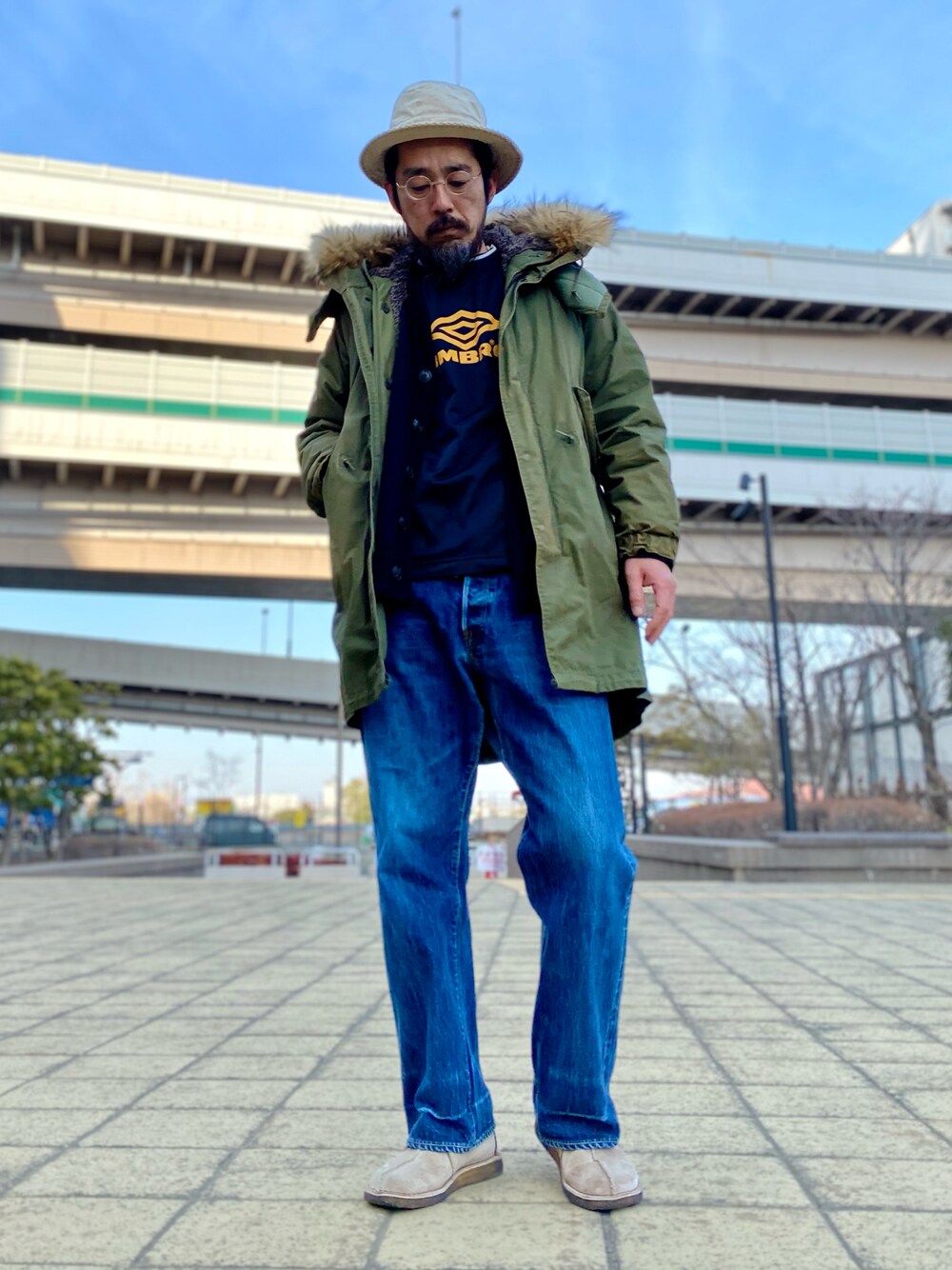 「冬コーデ、デニムパンツ、あったかコーデ、ミリタリージャケット、バケットハット、古着MIX、休日スタイル、スポーツミックス、ブーツ、デニム、シンプルコーデ、メガネ男子、大人カジュアル、カジュアルコーデ、パーカー」｜「桃太郎ジーンズのアイテム（デニムパンツ、ブルー系）」を使った、ヤギハシカズヒロさん（メンズ・181cm）の冬コーディネートの1枚目の写真