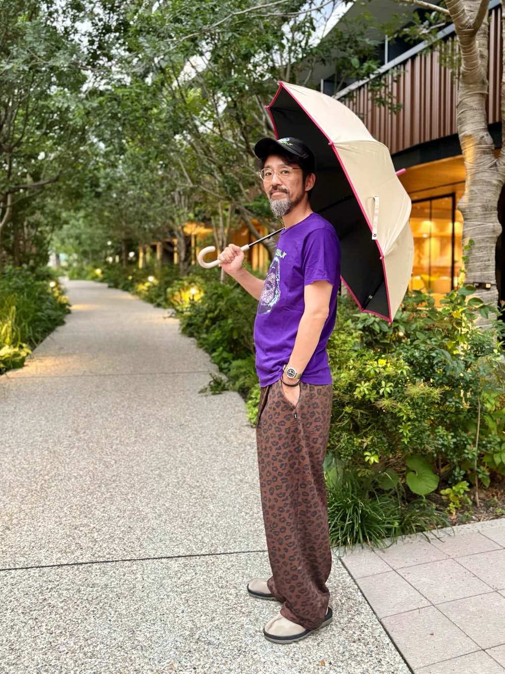 ブラウン系のその他パンツを着用したメンズの秋コーディネートの1枚目の写真