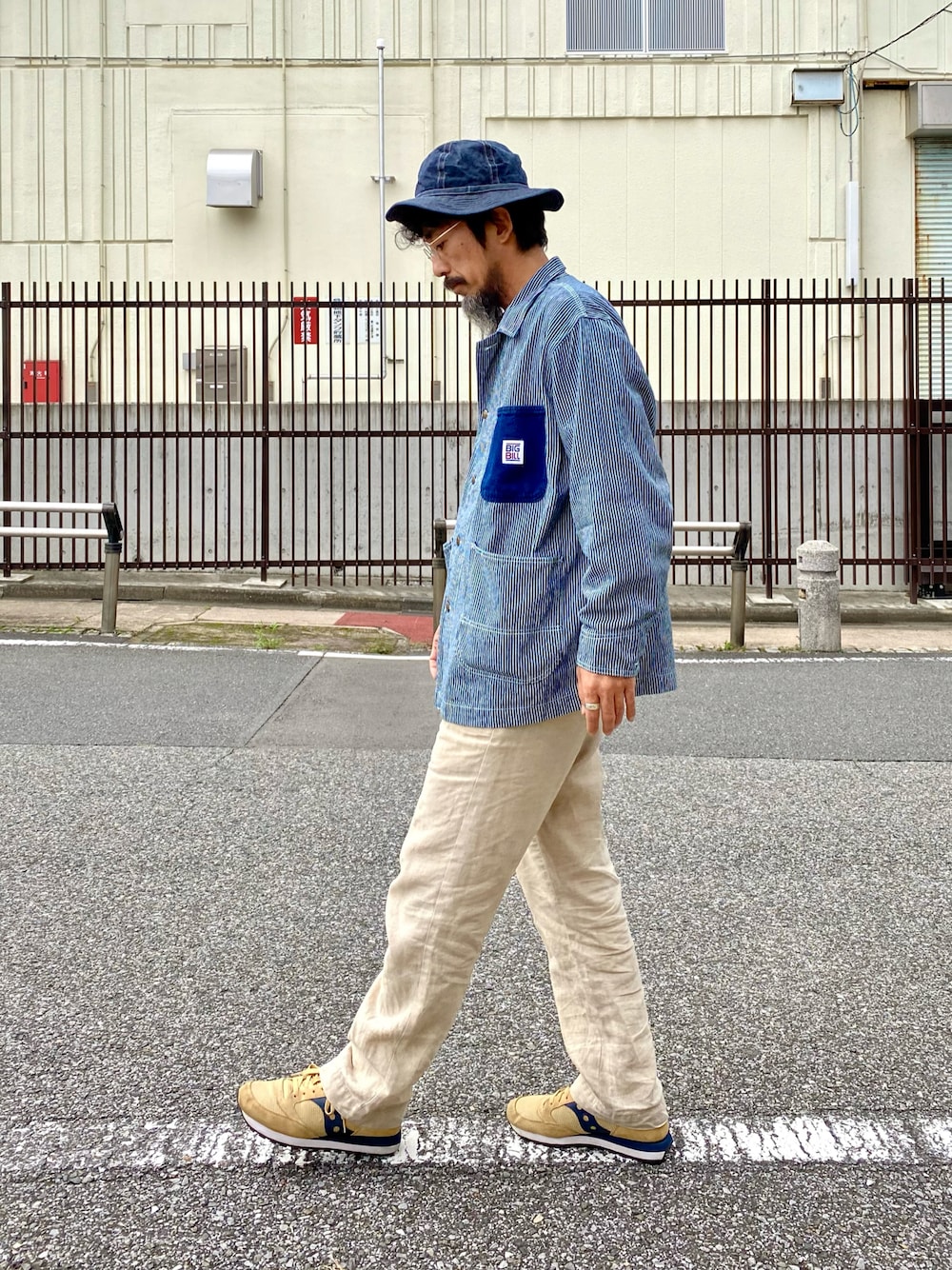 「大人カジュアル、ハット、デニム、カバーオール、ヒッコリー、リネンパンツ、スニーカー、アメカジ、古着MIX、休日スタイル、秋コーデ、レイヤードスタイル、カジュアルコーデ、スニーカーコーデ、メガネ男子」｜「Buzz Rickson'sのアイテム（ハット、ブルー系）」を使った、ヤギハシカズヒロさん（メンズ・181cm）の秋コーディネートの1枚目の写真