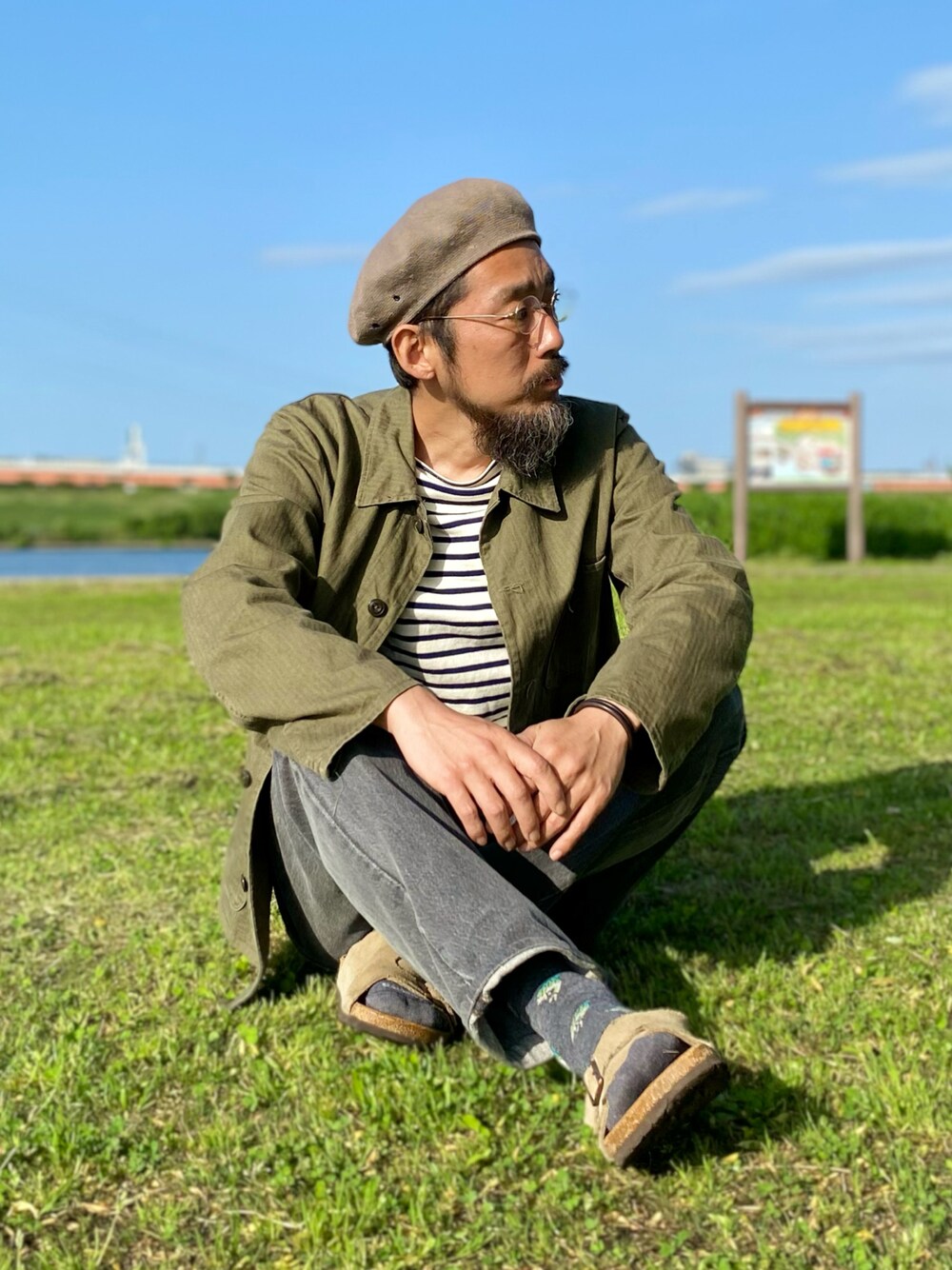 「ごきげんウィーク、休日スタイル、春夏コーデ、リラックススタイル、大人カジュアル、古着MIX、アメカジ、ブラックデニム、Levi's、birkenstock、サンダル、ボーダー、カバーオール、古着、デニムパンツ」｜「VINTAGEのアイテム（カバーオール、グリーン系）」を使った、ヤギハシカズヒロさん（メンズ・181cm）の春コーディネートの1枚目の写真