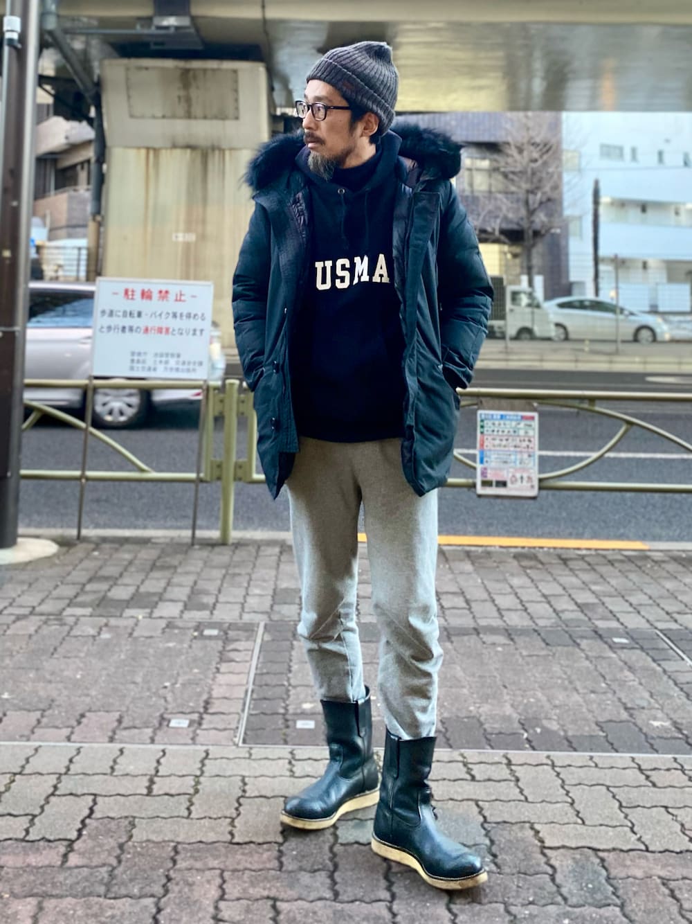 ブラック系のダウンジャケット/コート、ブラック系のパーカー、グレー系のスウェットパンツを着用したメンズの冬コーディネートの1枚目の写真