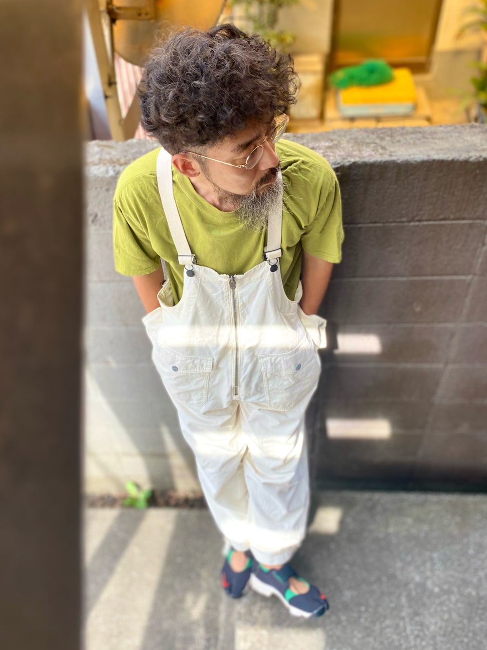 「アツいコーデ全部見せ、夏コーデ、ビッグシルエット、Tシャツ、オーバーオール、サロペット、エアリフト、スニーカー、グリーン、アメカジ、古着MIX、大人カジュアル、休日スタイル、メガネ男子、カラー×コーデ」｜「ANVILのアイテム（Tシャツ/カットソー、グリーン系）」を使った、ヤギハシカズヒロさん（メンズ・181cm）の夏コーディネートの1枚目の写真