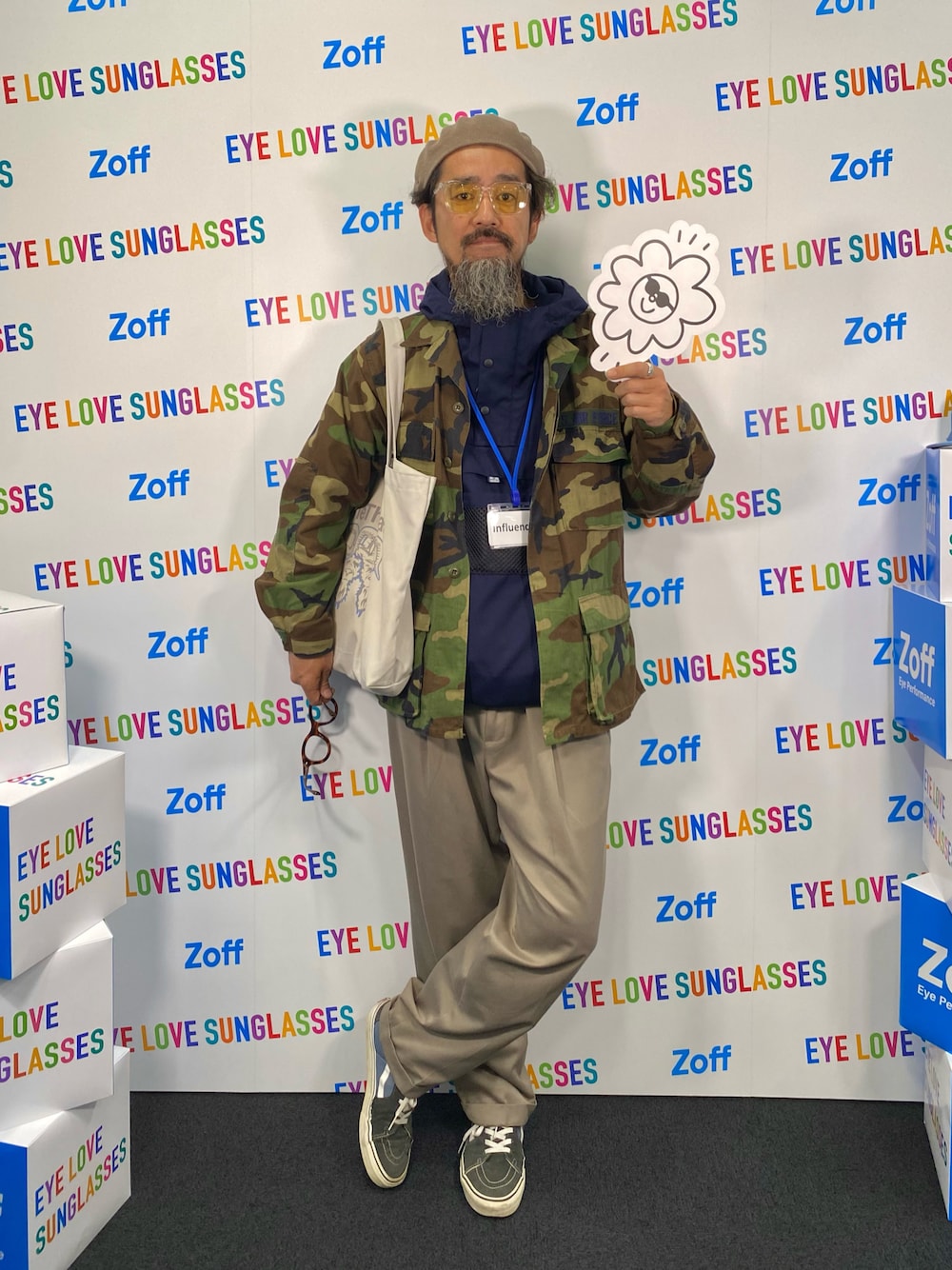 ブルー系のスニーカー、グリーン系のミリタリージャケット、ブルー系のナイロンジャケットを着用したメンズの春コーディネートの1枚目の写真