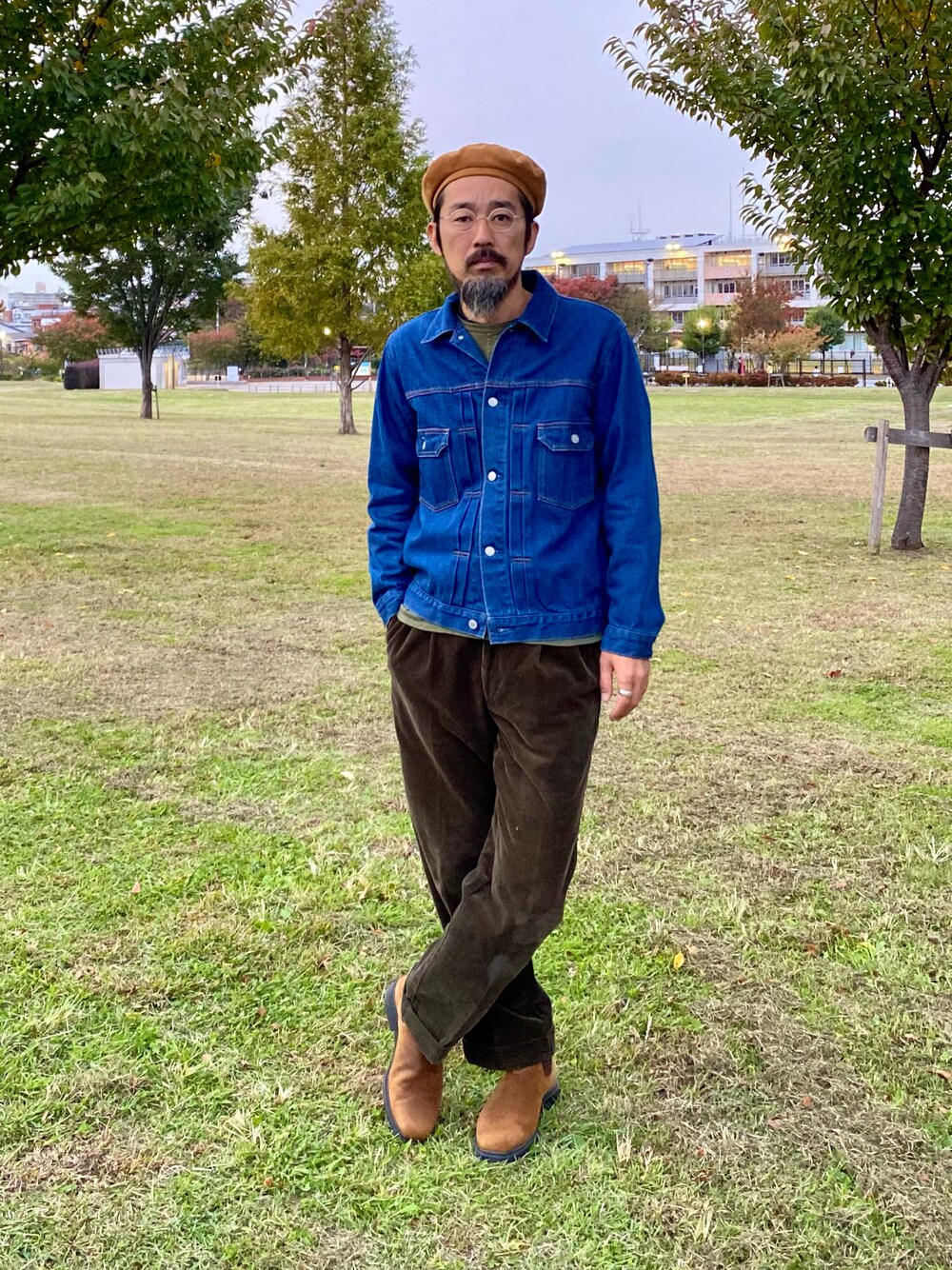 ブルー系のデニムジャケット、グリーン系のTシャツ/カットソー、ブラウン系のその他パンツを着用したメンズの秋コーディネートの1枚目の写真