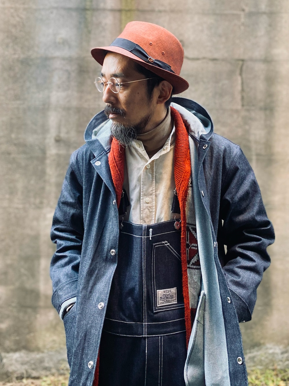 「デニム、セットアップ、アメカジ、デニムジャケット、パーカー、サロペット、オーバーオール、UNIQLO、ハット、レイヤードスタイル、スニーカーコーデ、休日スタイル、古着MIX、メガネ男子、タートルネック」｜「Borsalinoのアイテム（ハット、オレンジ系）」を使った、ヤギハシカズヒロさん（メンズ・181cm）の冬コーディネートの1枚目の写真
