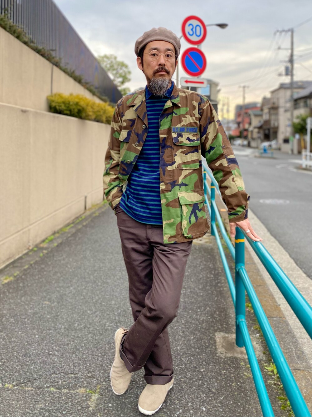 「レイヤードスタイル、迷彩、ミリタリージャケット、ミリタリー、ボーダー、NIKE、スニーカー、アメカジ、古着MIX、大人カジュアル、休日スタイル、着回しコーデ、カモフラ、ベレー帽、ほめられ本命コーデ」｜「RED KAPのアイテム（その他パンツ、ブラウン系）」を使った、ヤギハシカズヒロさん（メンズ・181cm）の冬コーディネートの1枚目の写真