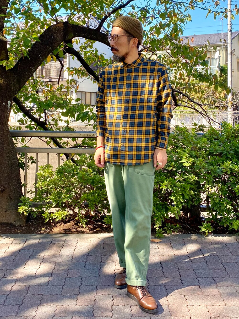 「wearhalloween2021、オトナカジュアル、リラックススタイル、秋のコーデ、秋コーデ、チェックシャツ、ネルシャツ、ベイカーパンツ、ミリタリー、革靴、休日スタイル、古着、古着MIX、アメカジ、カーゴパンツ」｜「Banana Republicのアイテム（シャツ/ブラウス、イエロー系）」を使った、ヤギハシカズヒロさん（メンズ・181cm）の秋コーディネートの1枚目の写真