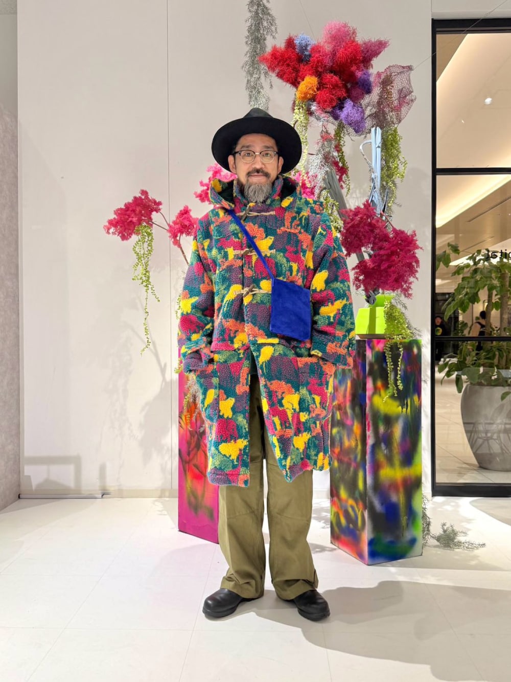 「展示会、ダッフルコート、花柄、ハット、ミリタリーパンツ、ショルダーバッグ、古着MIX、大人カジュアル、お出かけコーデ、メガネ男子、カラフル、ビビットカラー」｜「OPULENCEのアイテム（ダッフルコート、その他）」を使った、ヤギハシカズヒロさん（メンズ・182cm）の春コーディネートの1枚目の写真