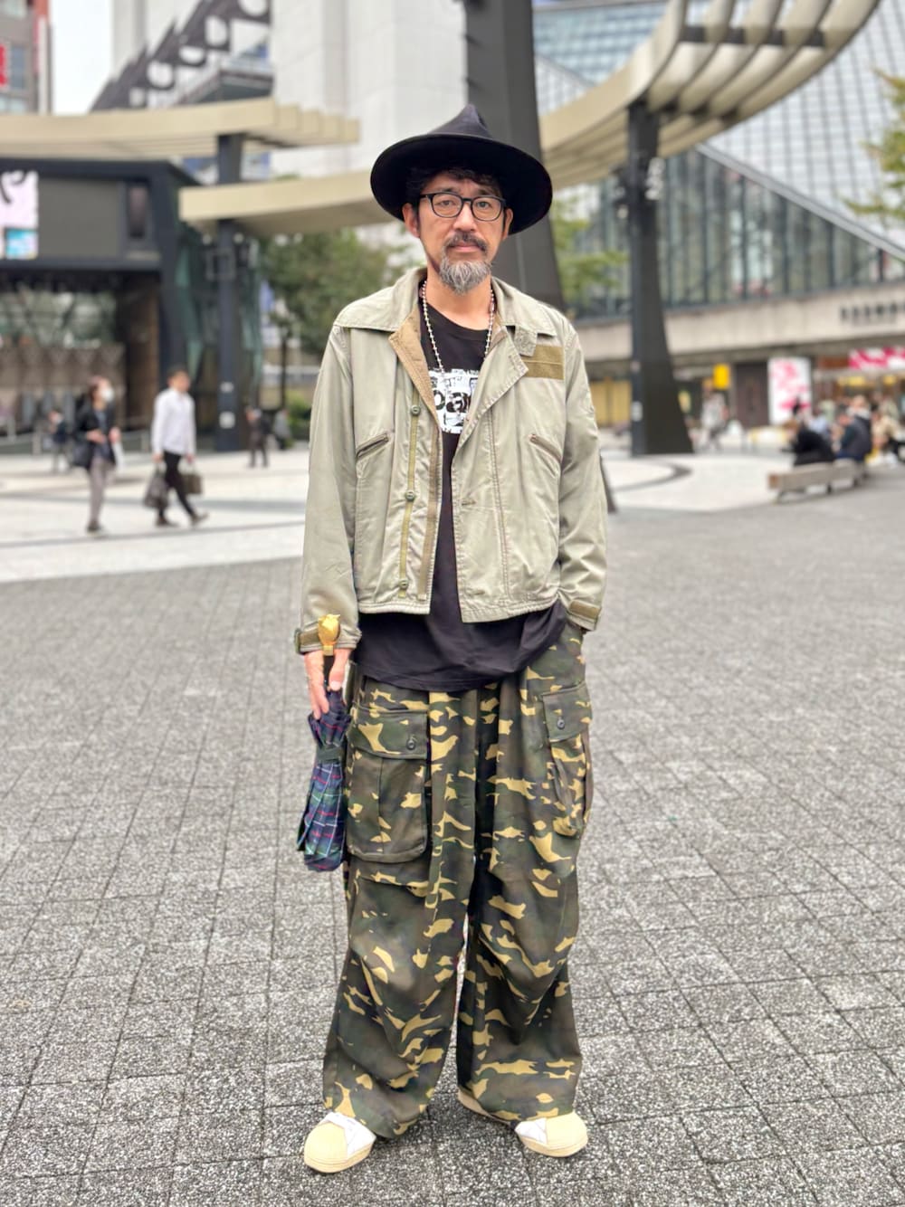 グリーン系のカーゴパンツを着用したメンズの秋コーディネートの1枚目の写真