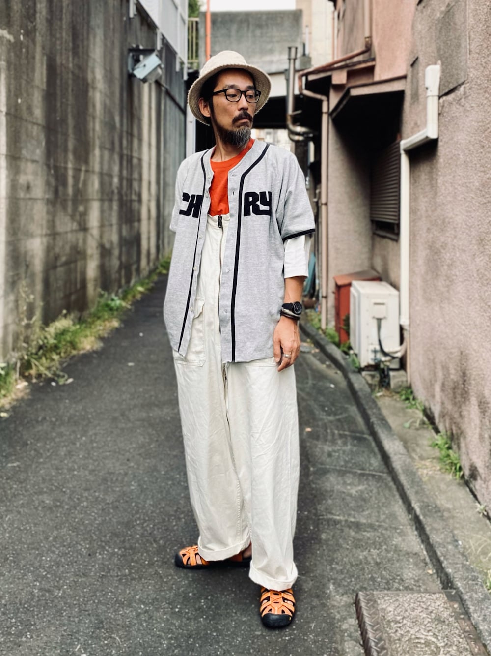 「古着、アメカジ、サロペット、オーバーオール、ストリート、レイヤードスタイル、オーバーサイズ、大人カジュアル、休日スタイル、古着MIX、バケットハット、カジュアルコーデ、秋コーデ、秋トレンド2021、だから秋服が好き」｜「UNIQLOのアイテム（ハット、ベージュ系）」を使った、ヤギハシカズヒロさん（メンズ・181cm）の秋コーディネートの1枚目の写真